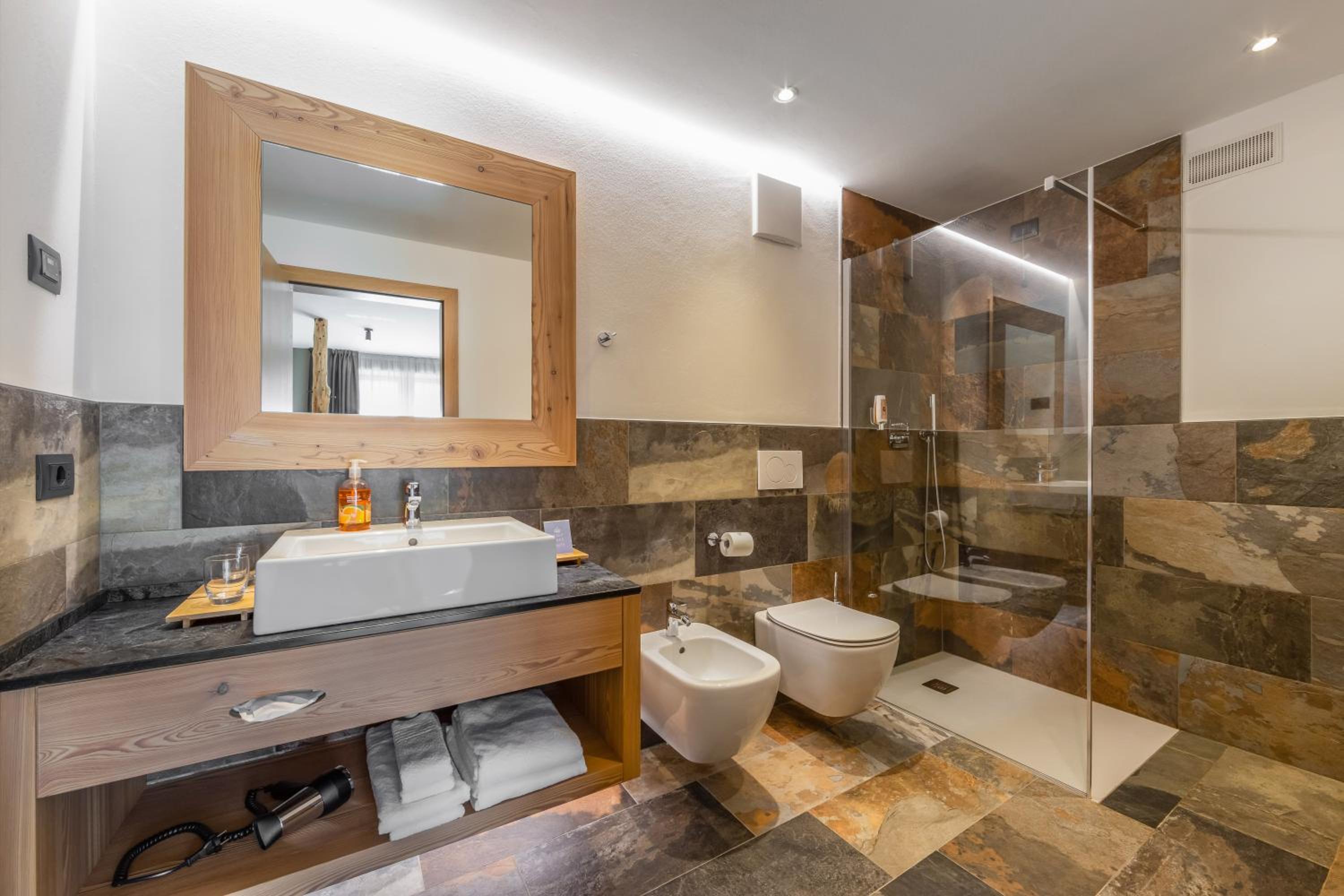 Suite with Spa Bath photo 3