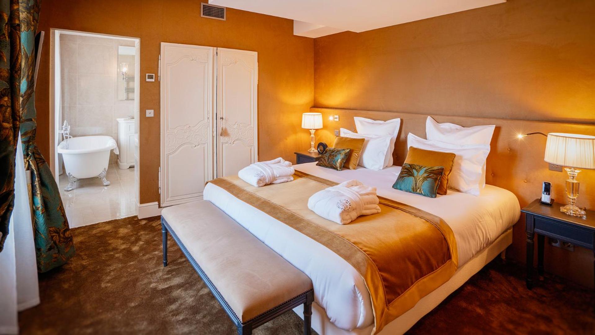 Suite - Photo 1