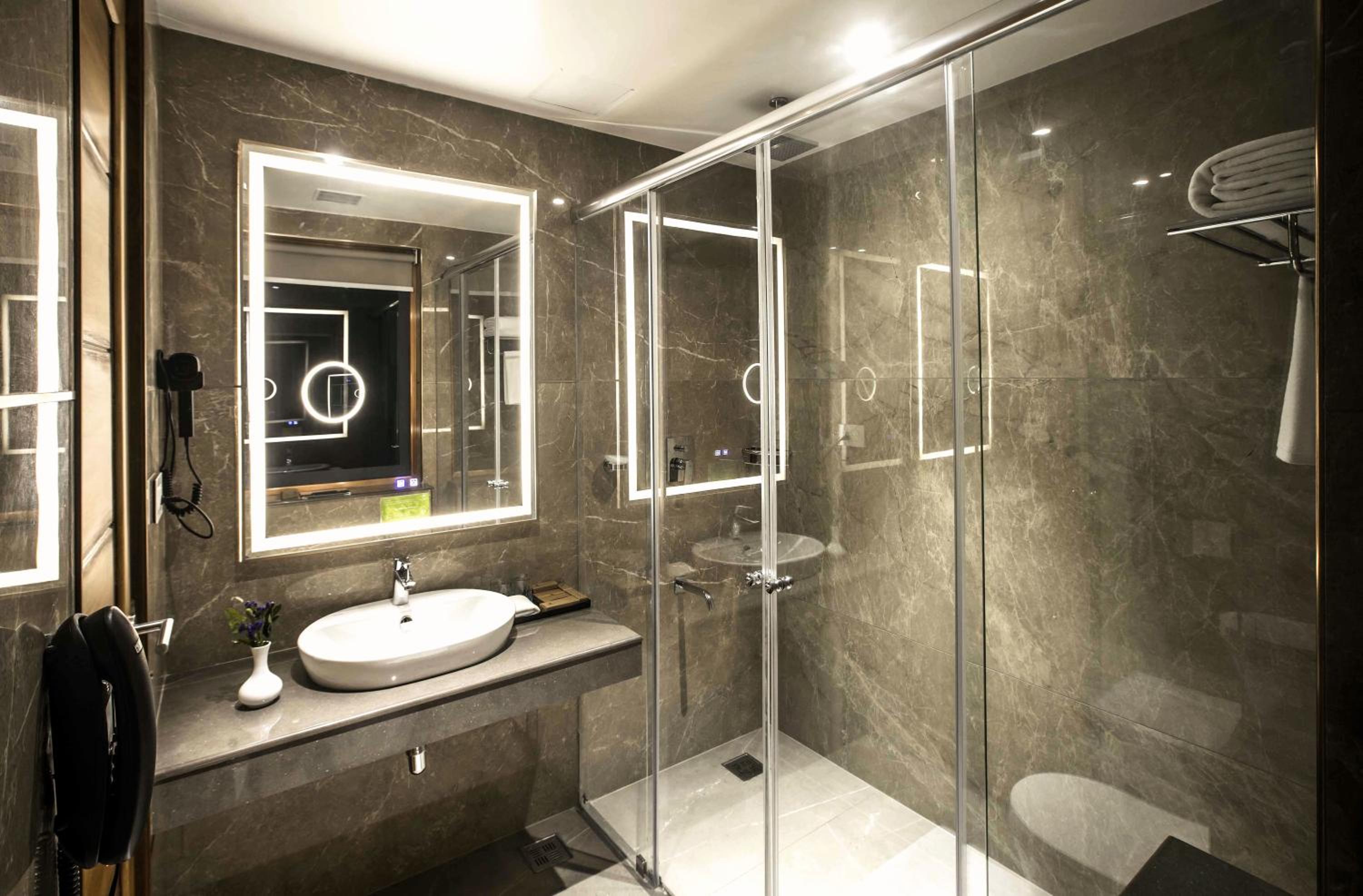 Deluxe Double Room (2 Adults + 1 Child) - Photo 4