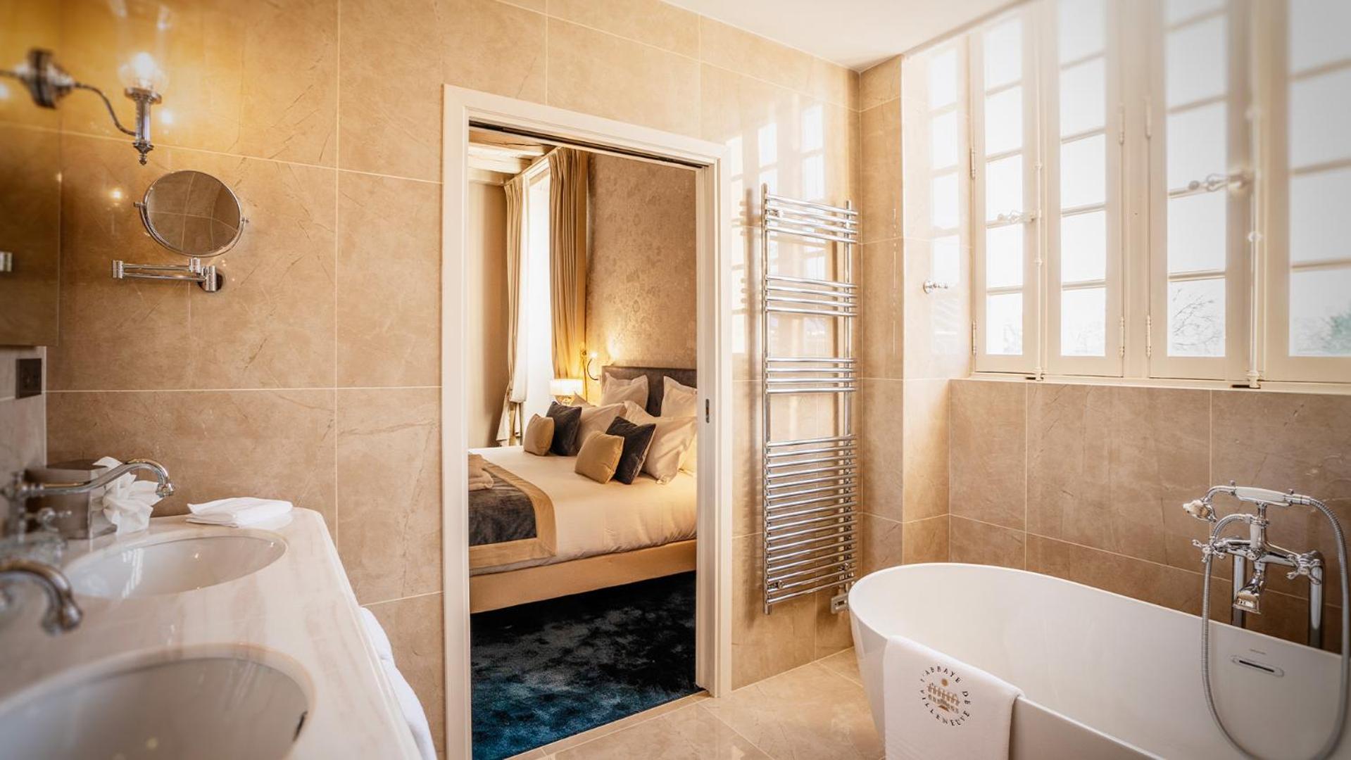 Superior Suite - Photo 10