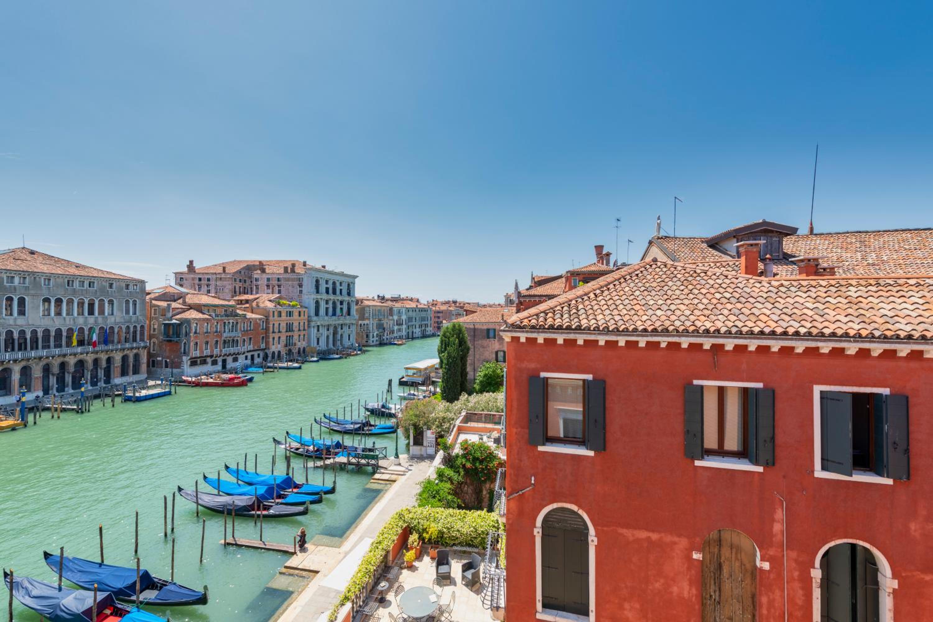 Deluxe Double Room with partial Canal View thumbnail 6