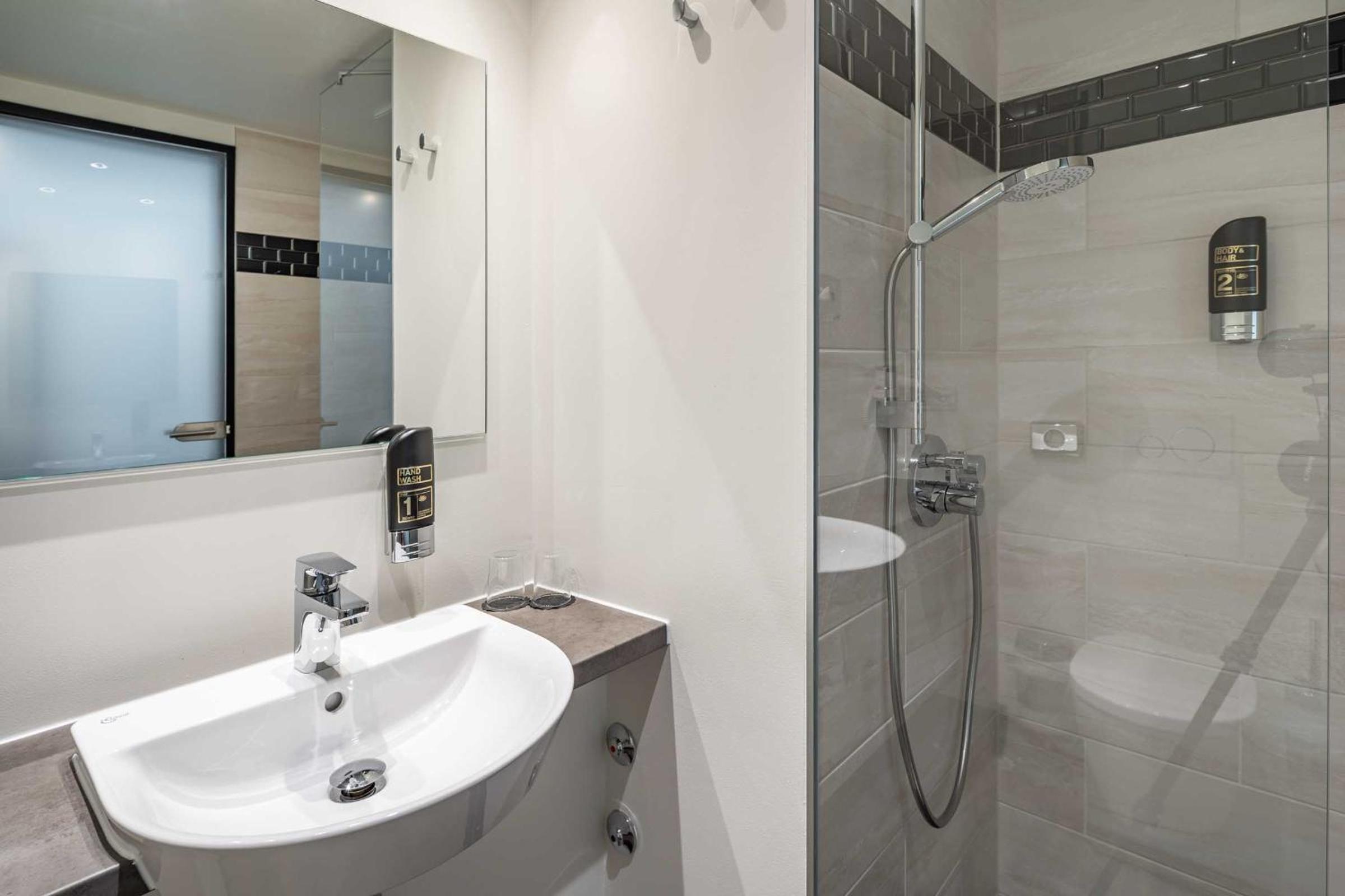 Standard Double Room - Photo 6