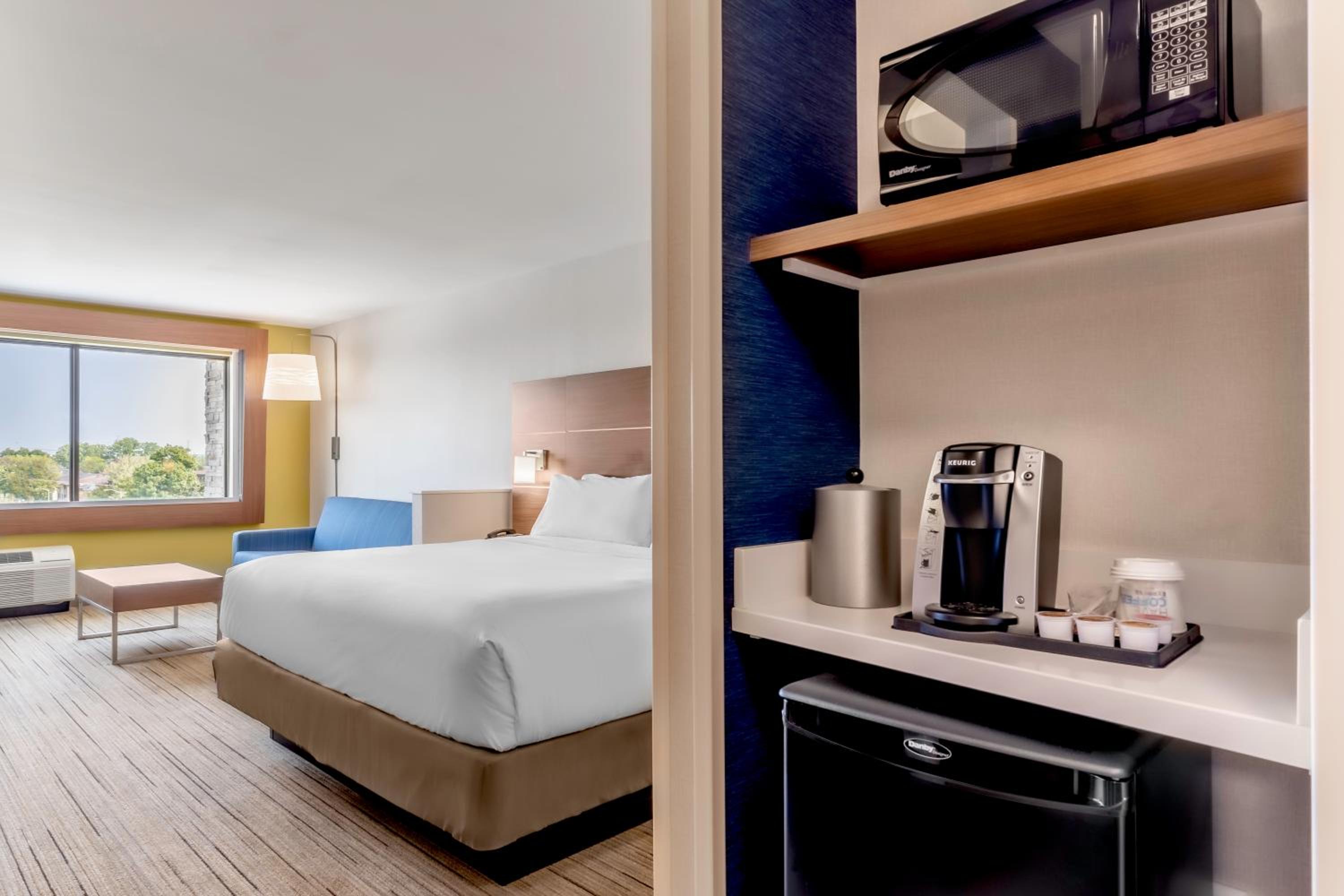 King Suite - Non-Smoking - Photo 2