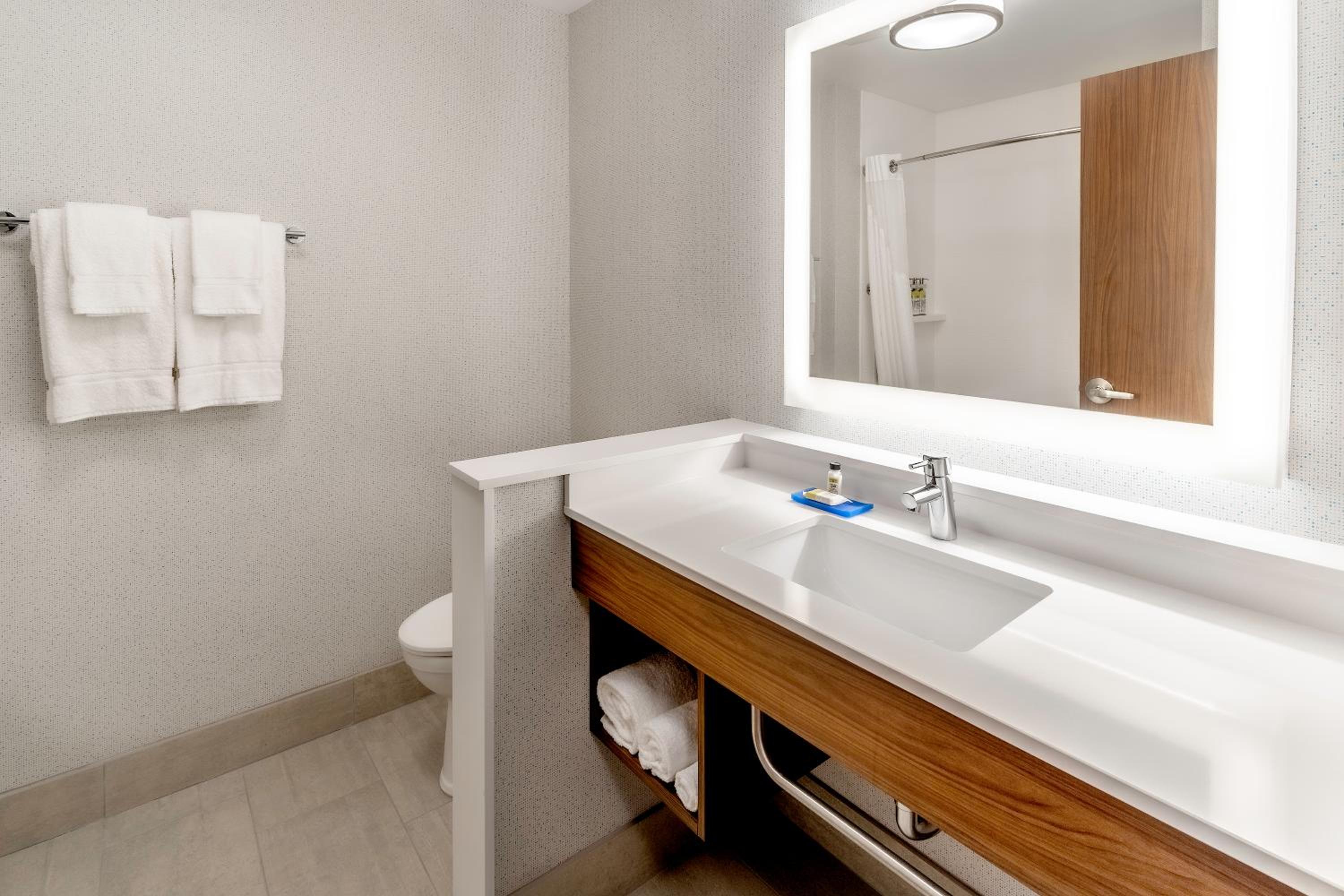 King Suite - Non-Smoking - Photo 3