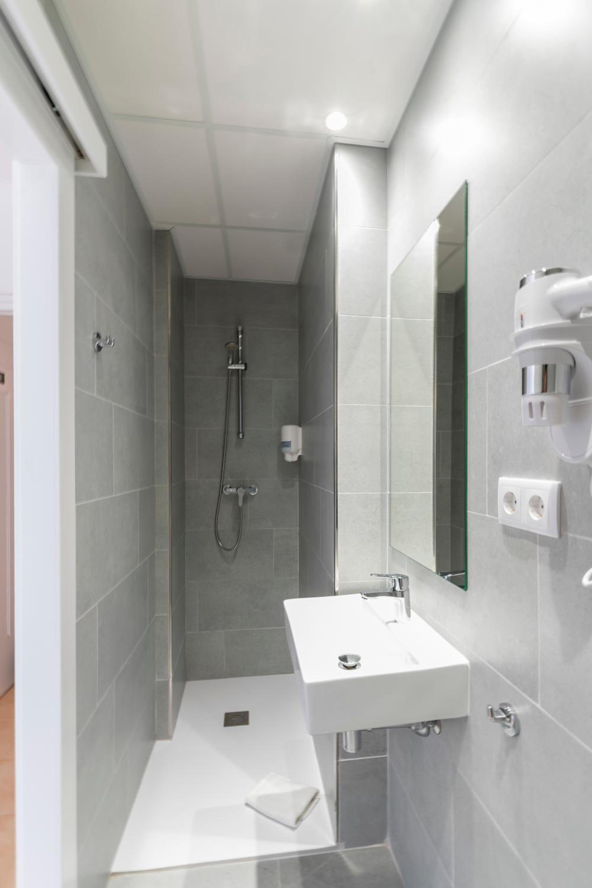 Twin Room - Photo 9