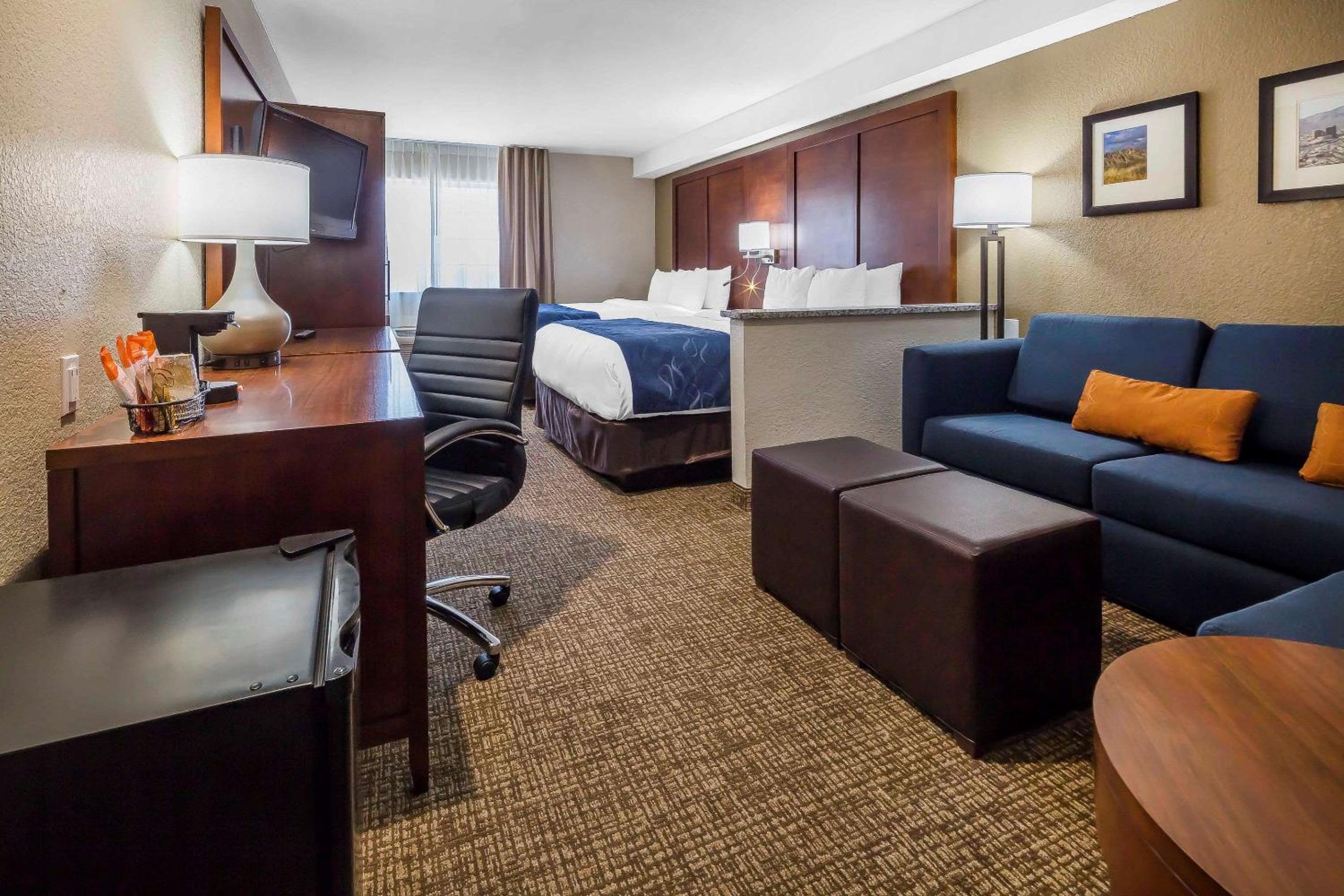 Queen Suite with Two Queen Beds - Non-Smoking - Photo 3