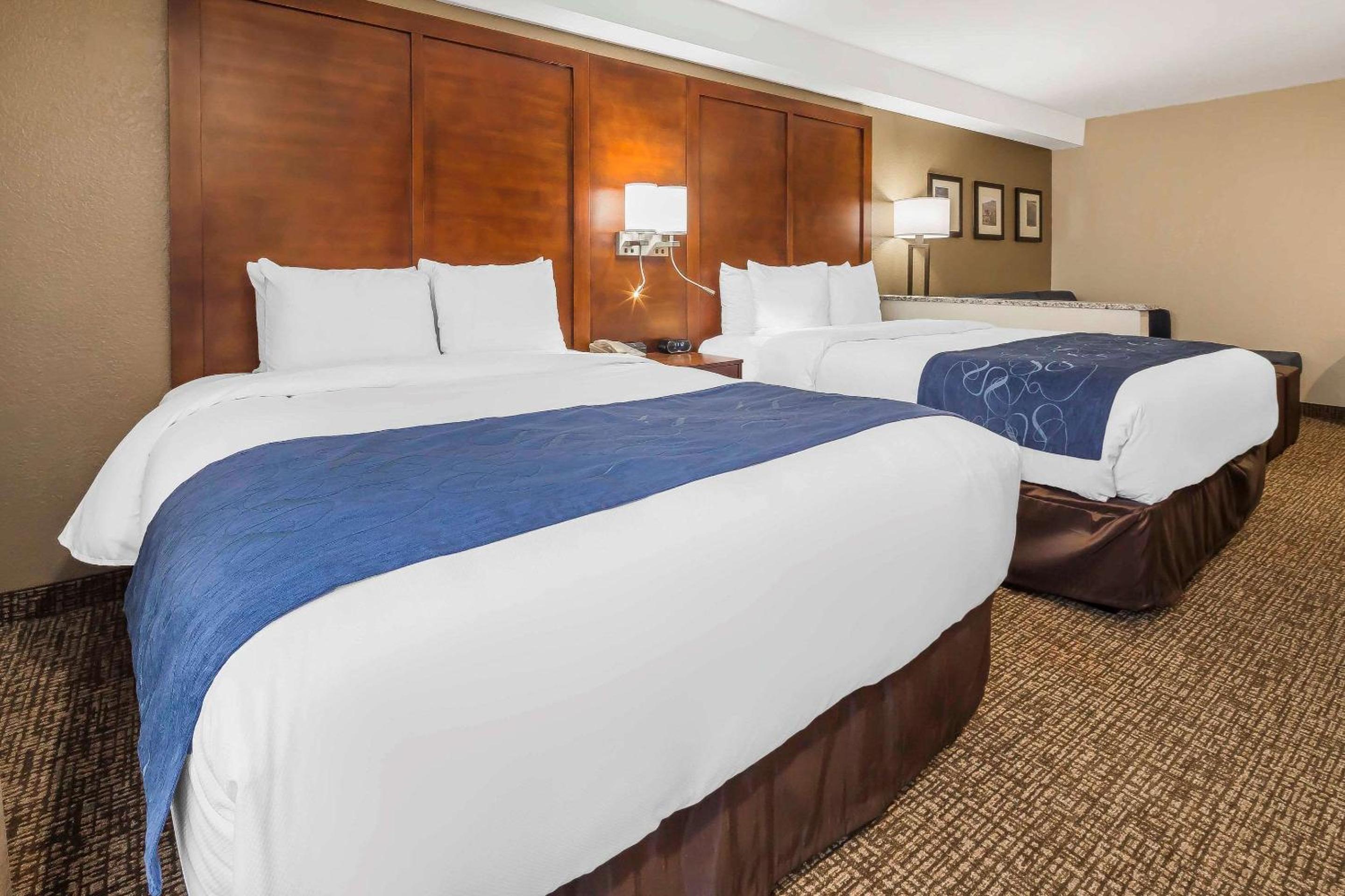Queen Suite with Two Queen Beds - Non-Smoking - Photo 4