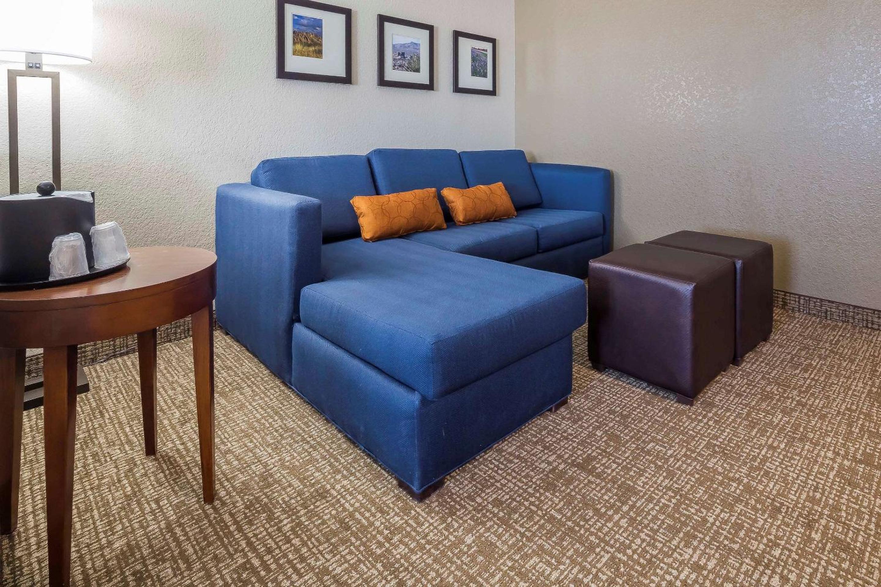 King Suite - Non-Smoking - Photo 2
