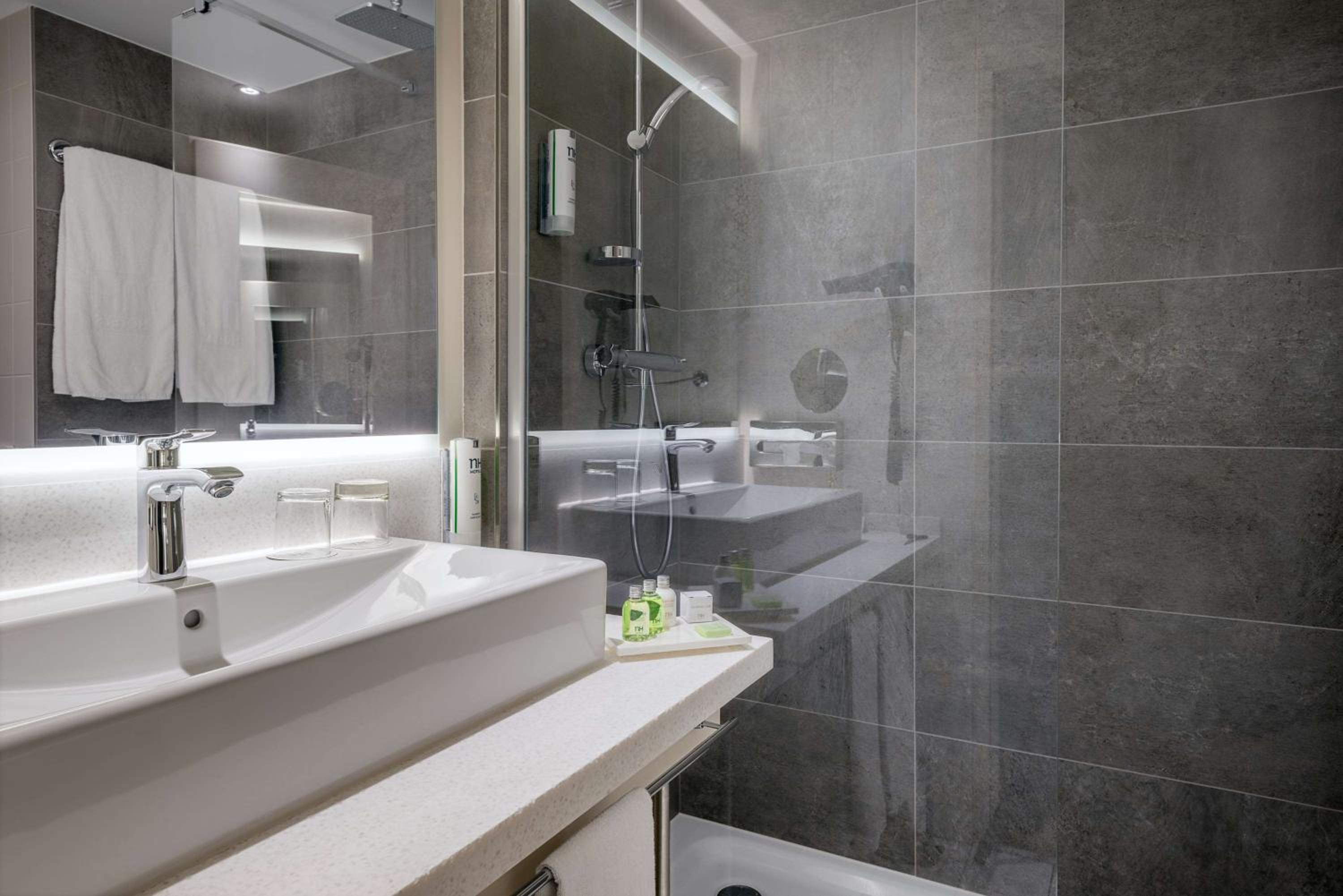Standard Double or Twin Room - Photo 6
