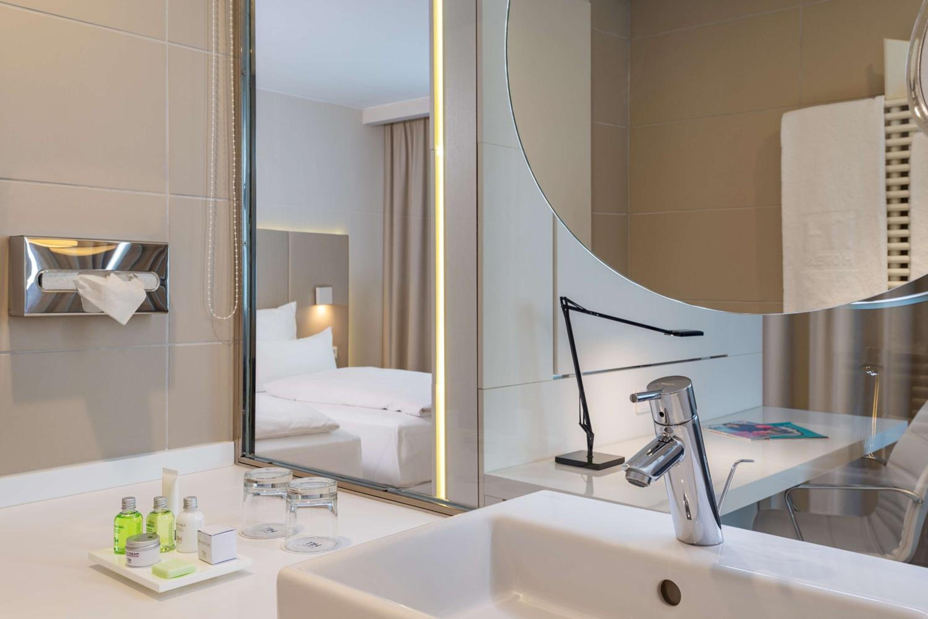 Standard Double or Twin Room - Photo 12