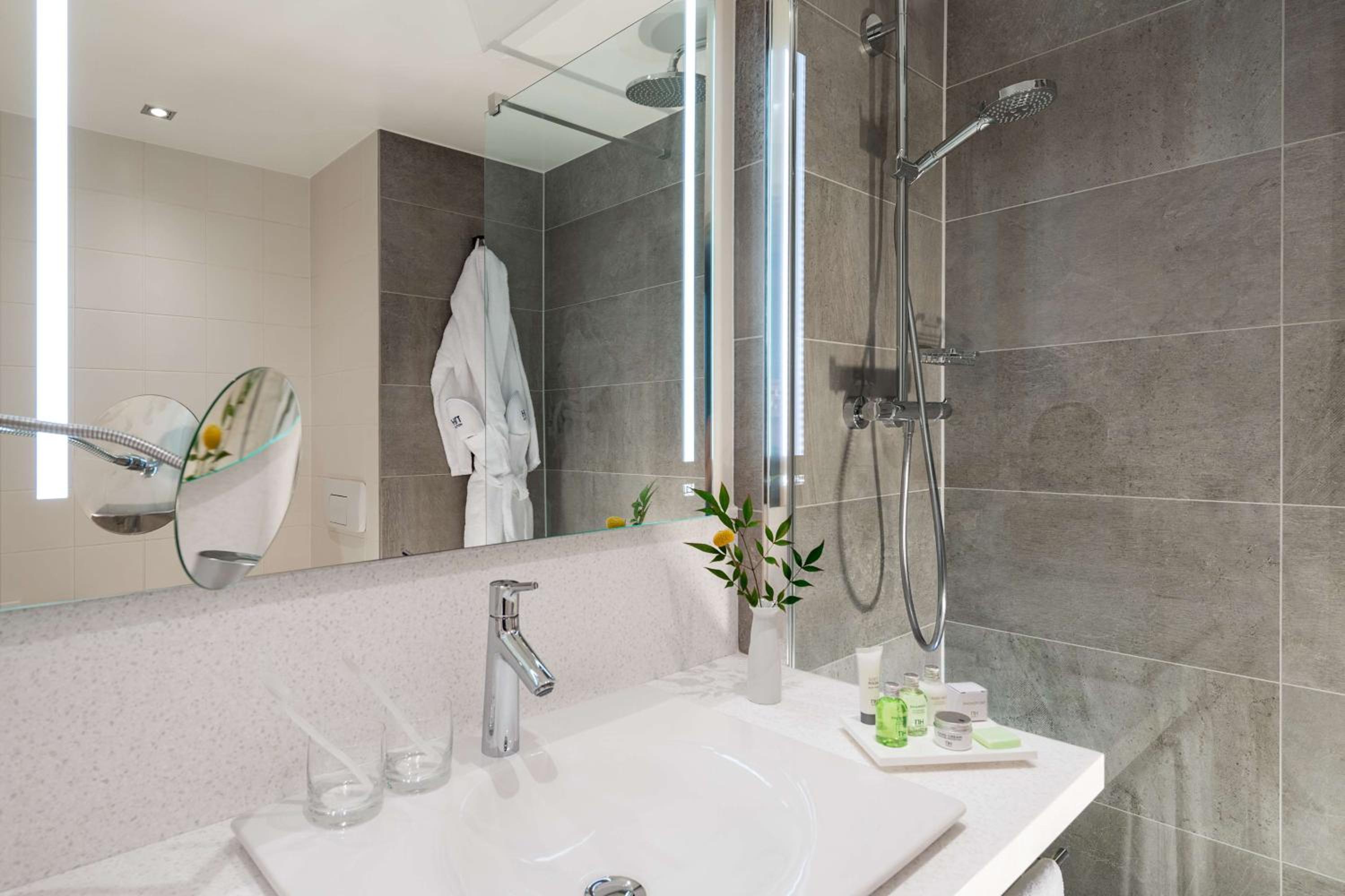 Standard Double or Twin Room - Photo 8