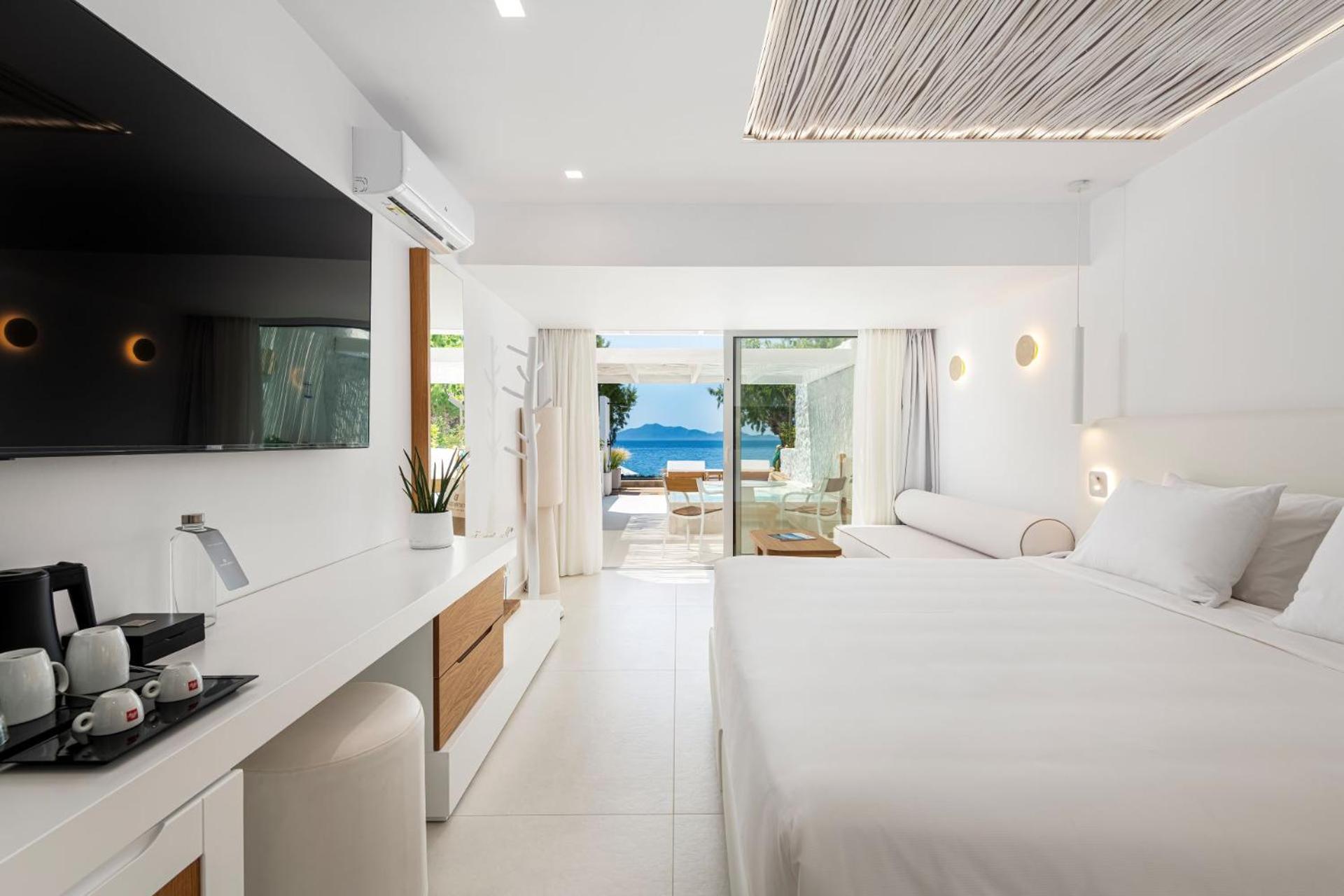 Beachfront Wellness Suite with Mini Pool photo 2