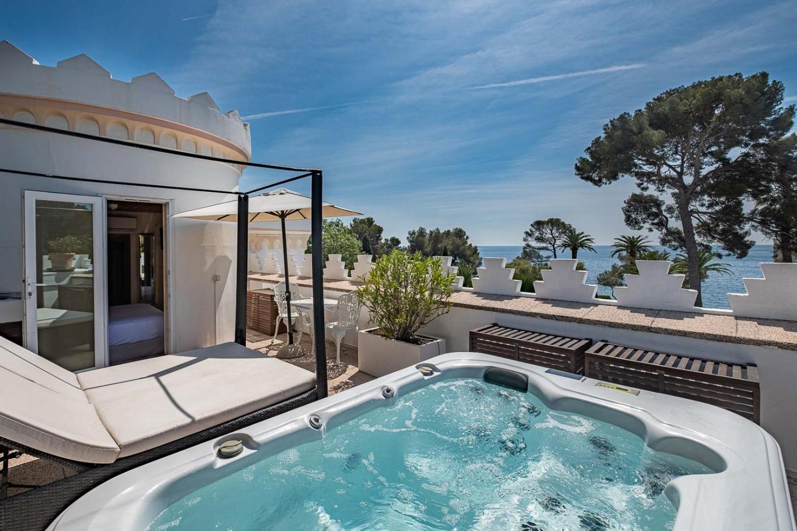 Deluxe Double Room with Terrace & Hot Tub - Sea Views - Photo 2