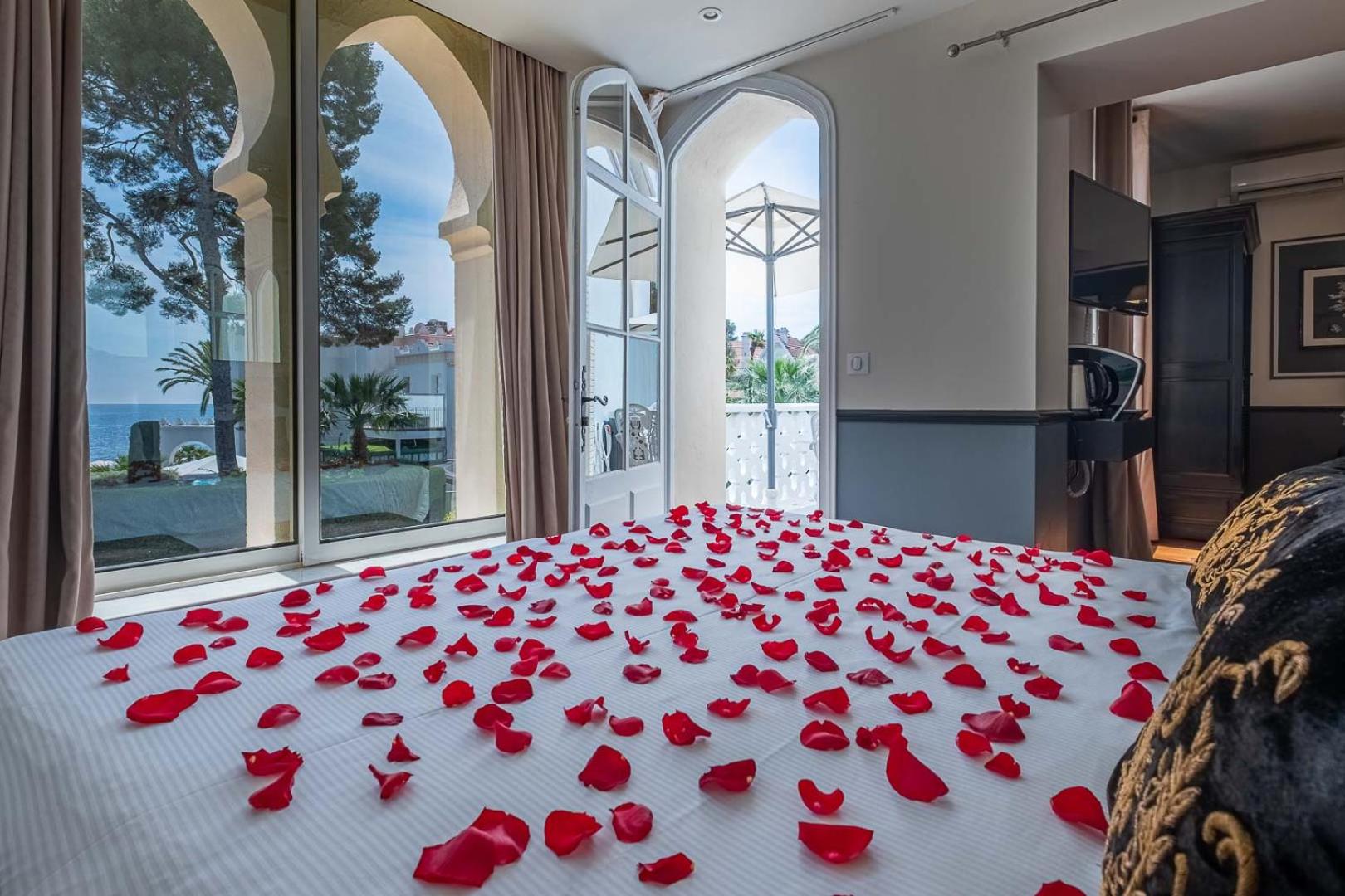 Double Room with Balcony and Sea View - Photo 1