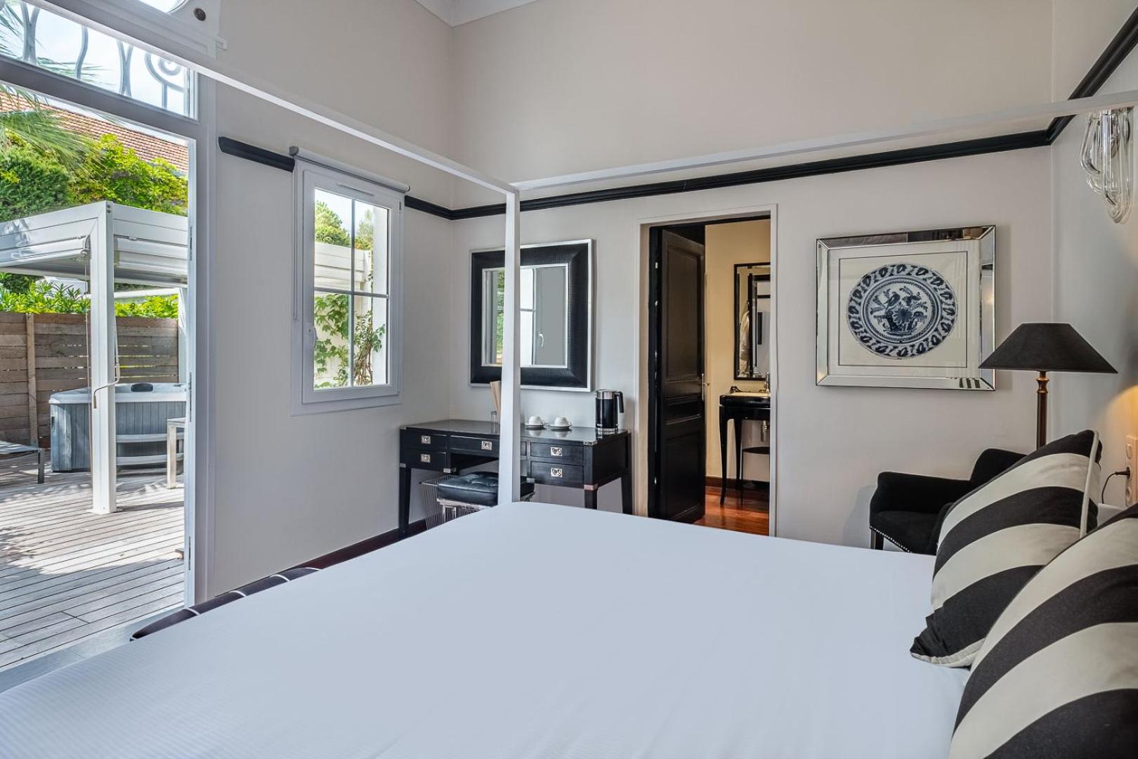 Jacuzzi Terrace Room with Park View photo 3