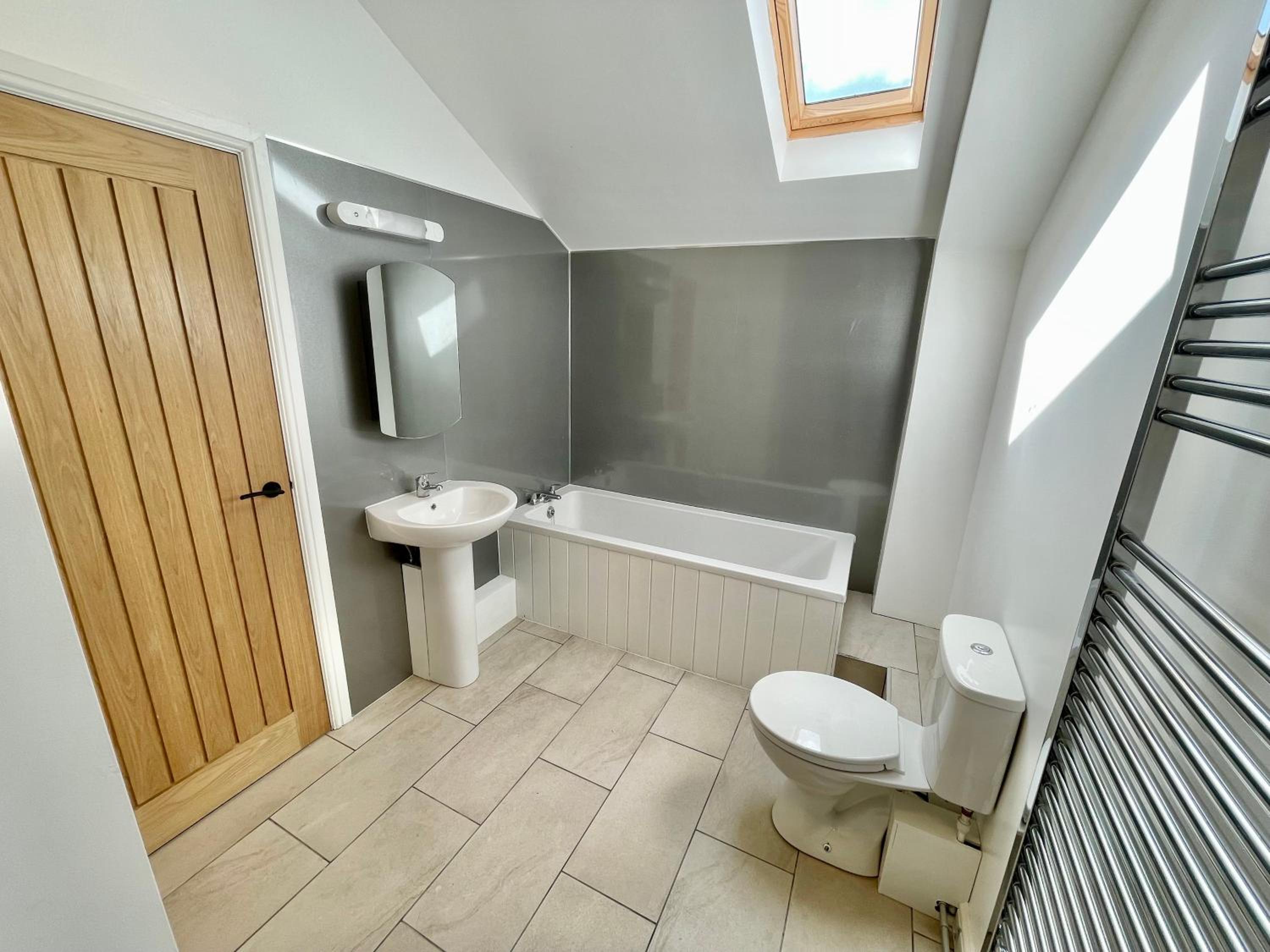 Five-Bedroom House photo 3
