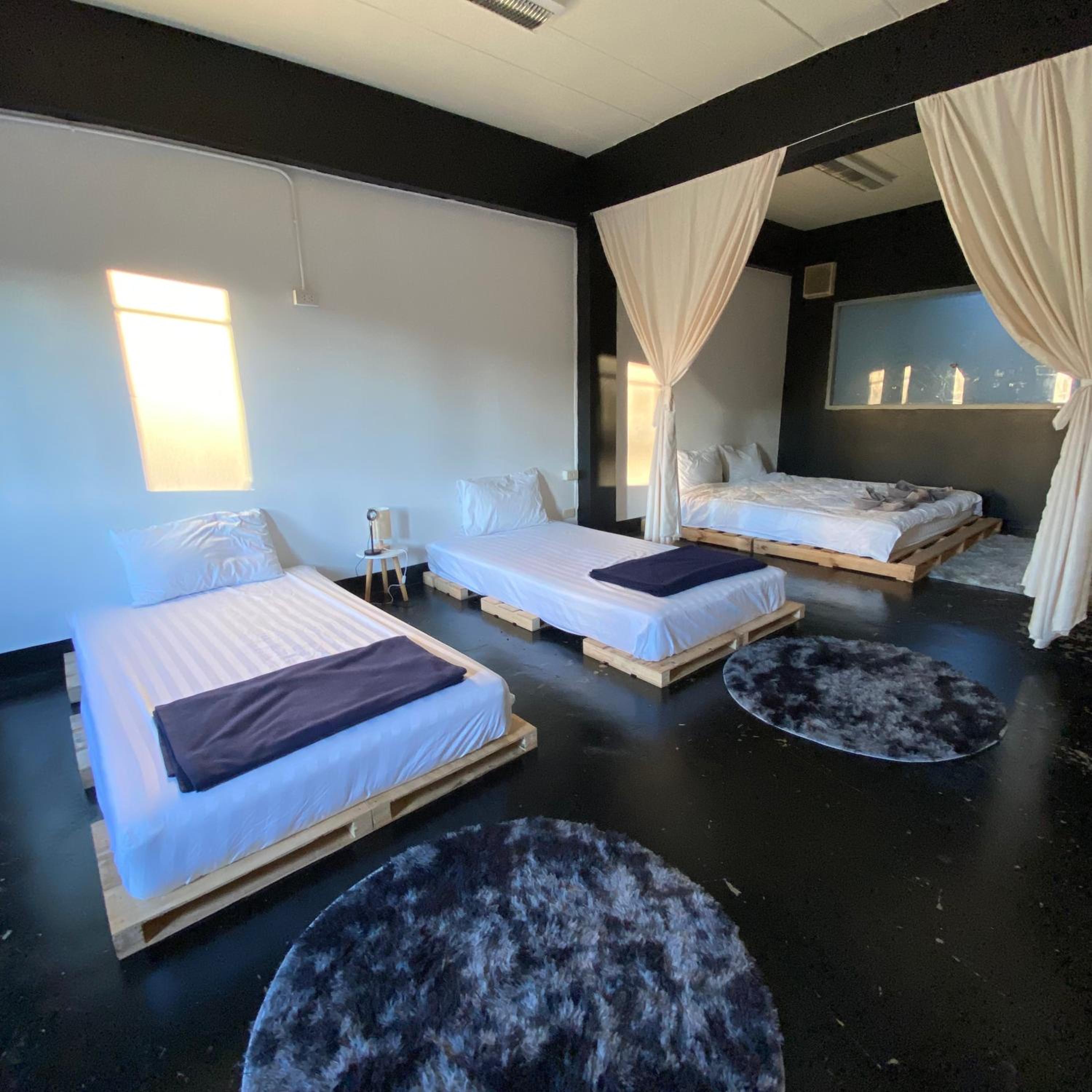 Economy Quadruple Room - Photo 6
