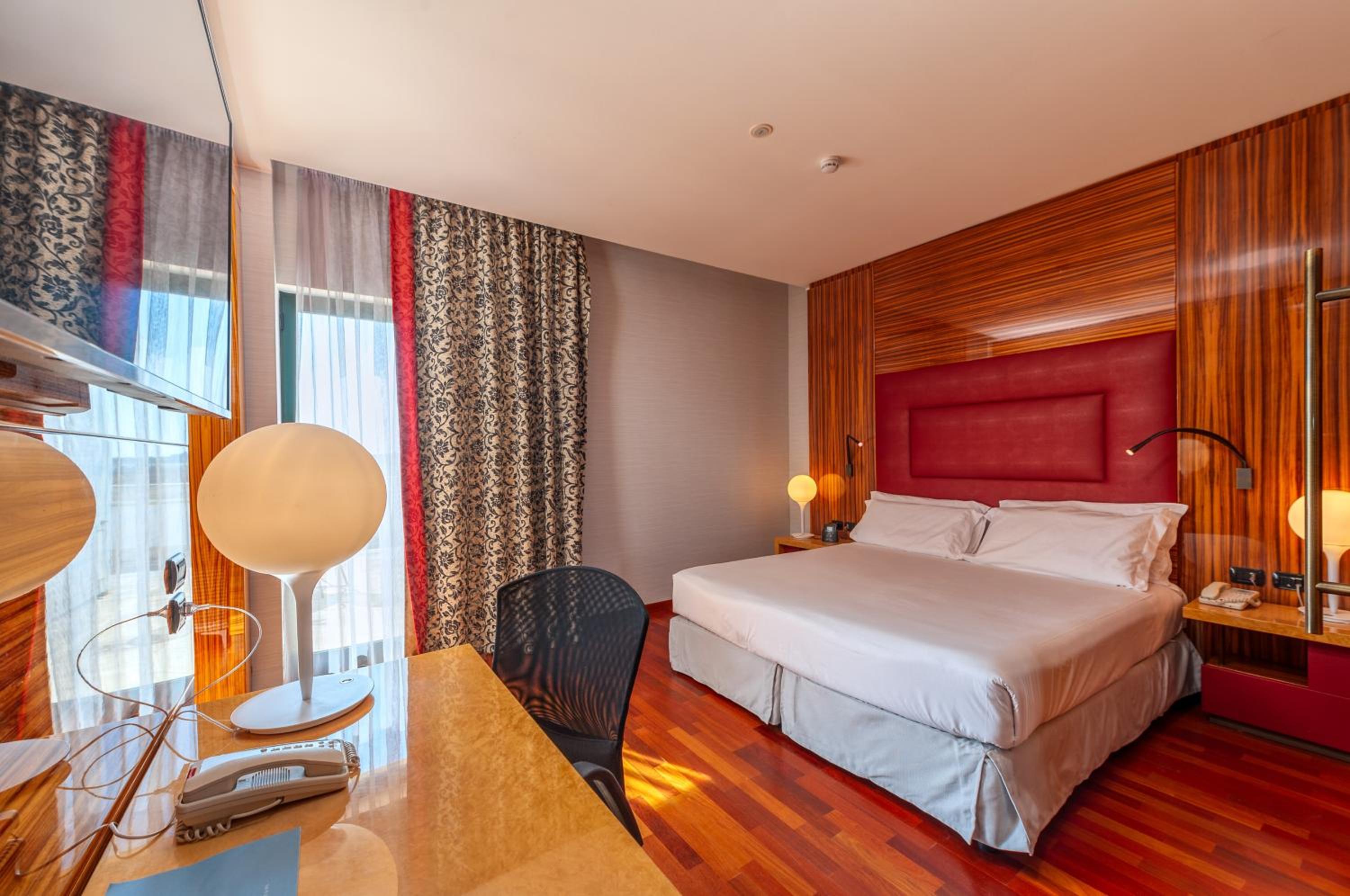 Suite - Photo 1