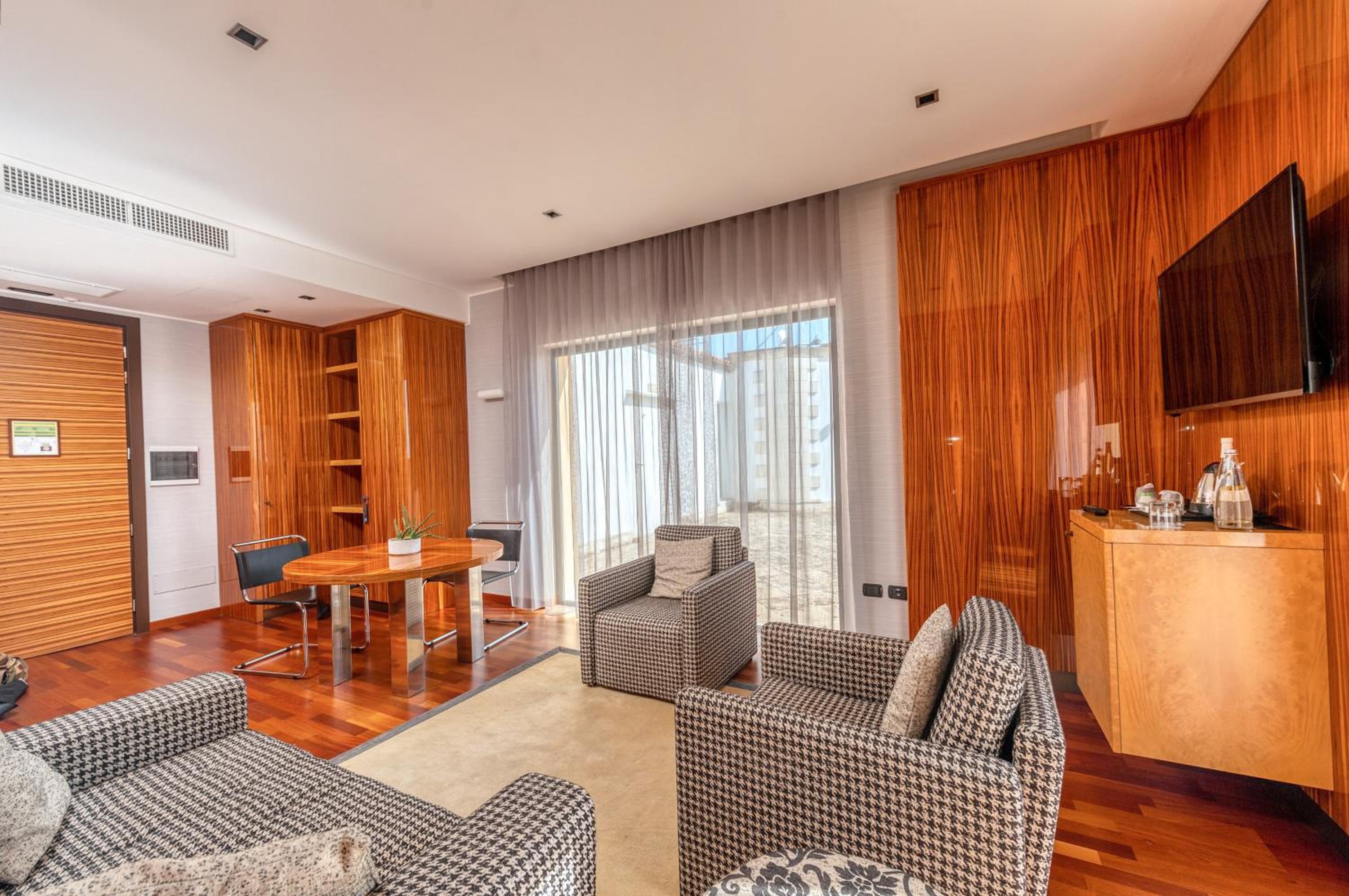 Suite - Photo 6