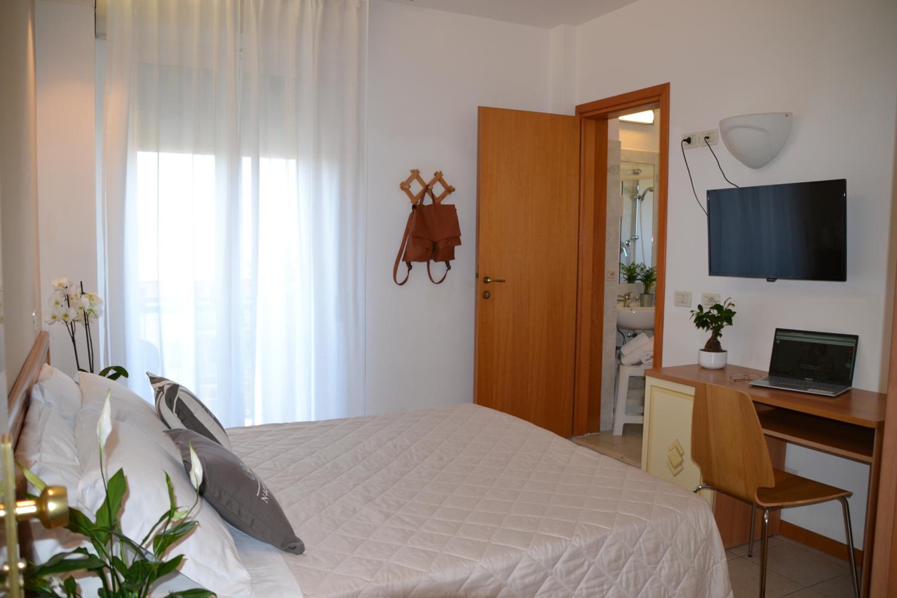 Double or Twin Room - Photo 8
