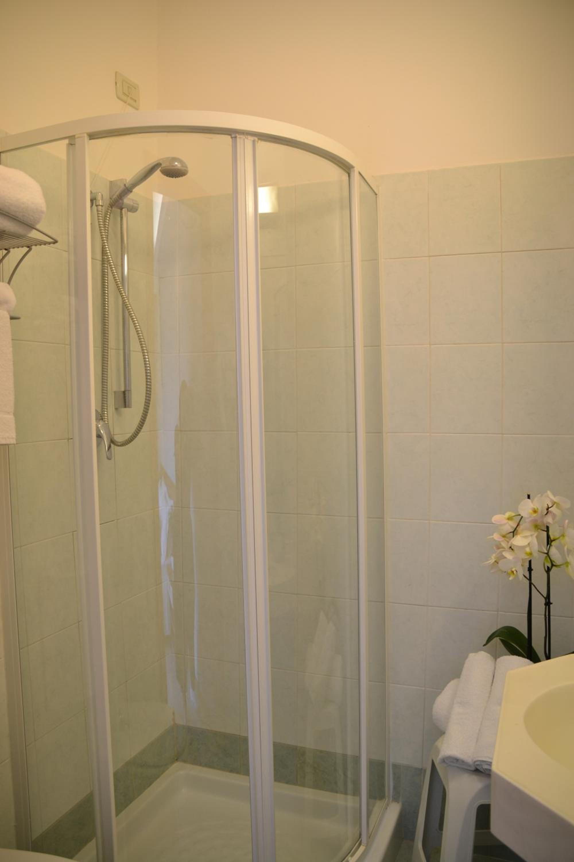 Double or Twin Room - Photo 5
