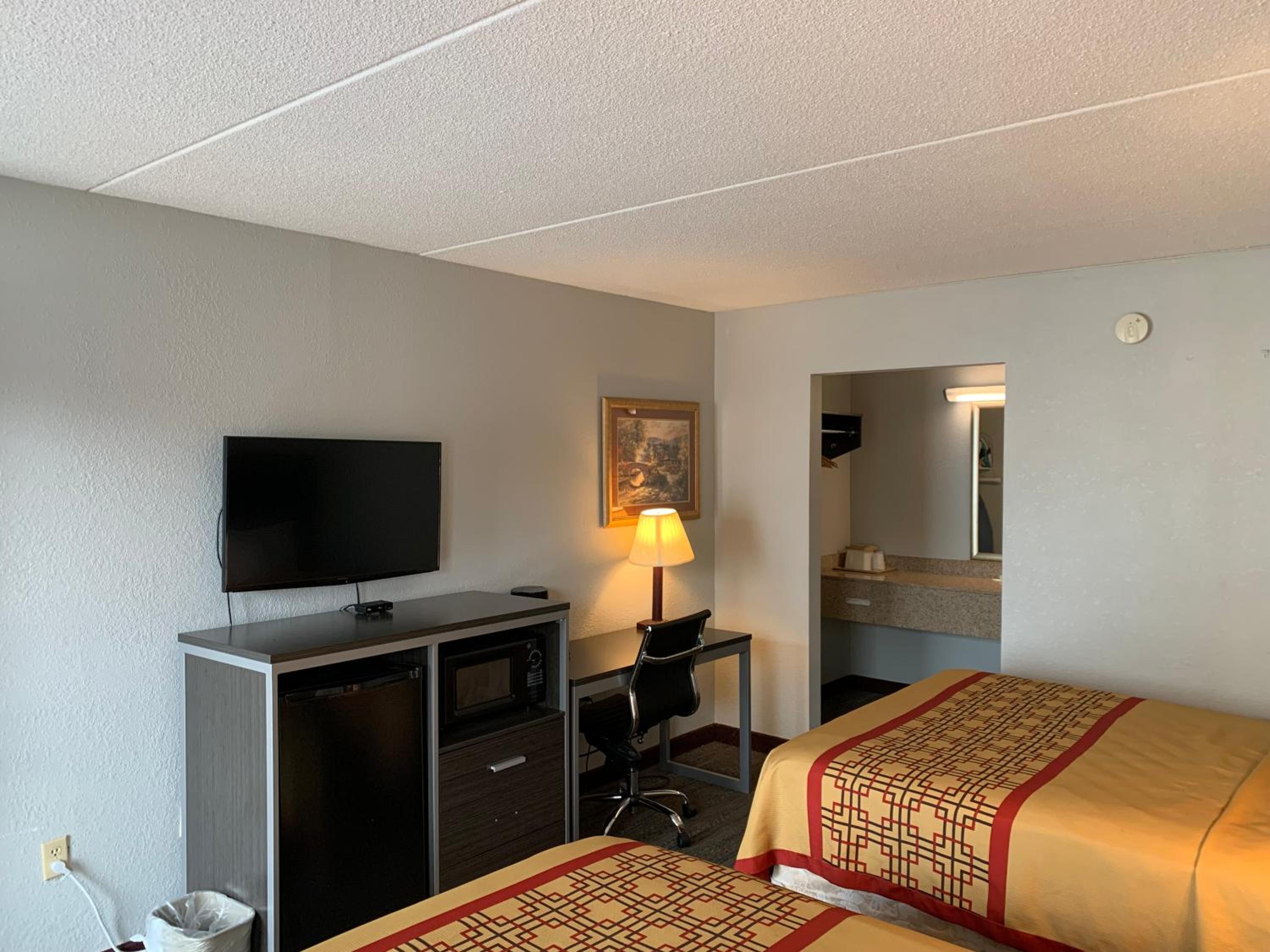 Queen Room with Two Queen Beds - Non-Smoking photo 3