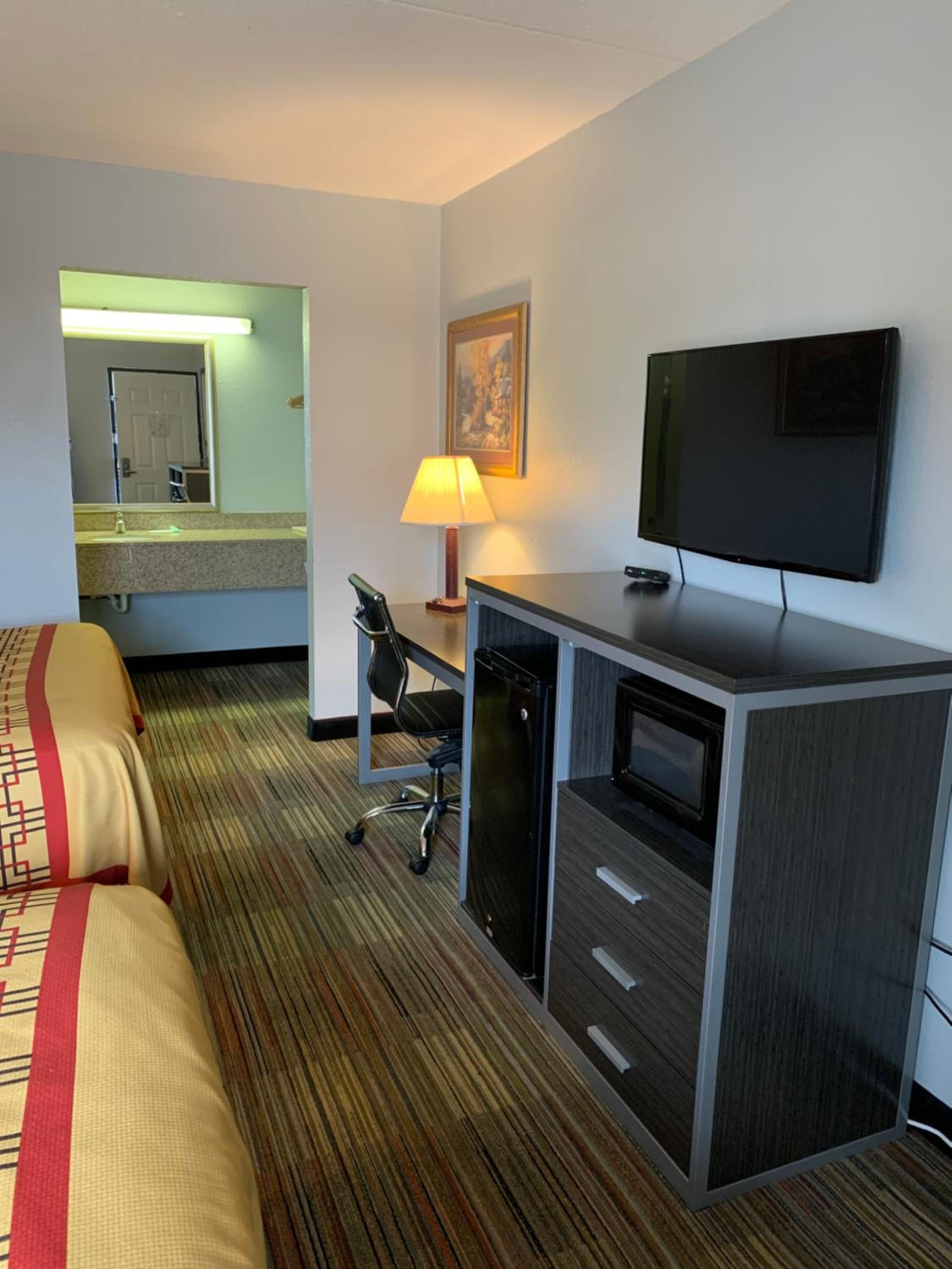 Queen Room with Two Queen Beds - Non-Smoking photo 2