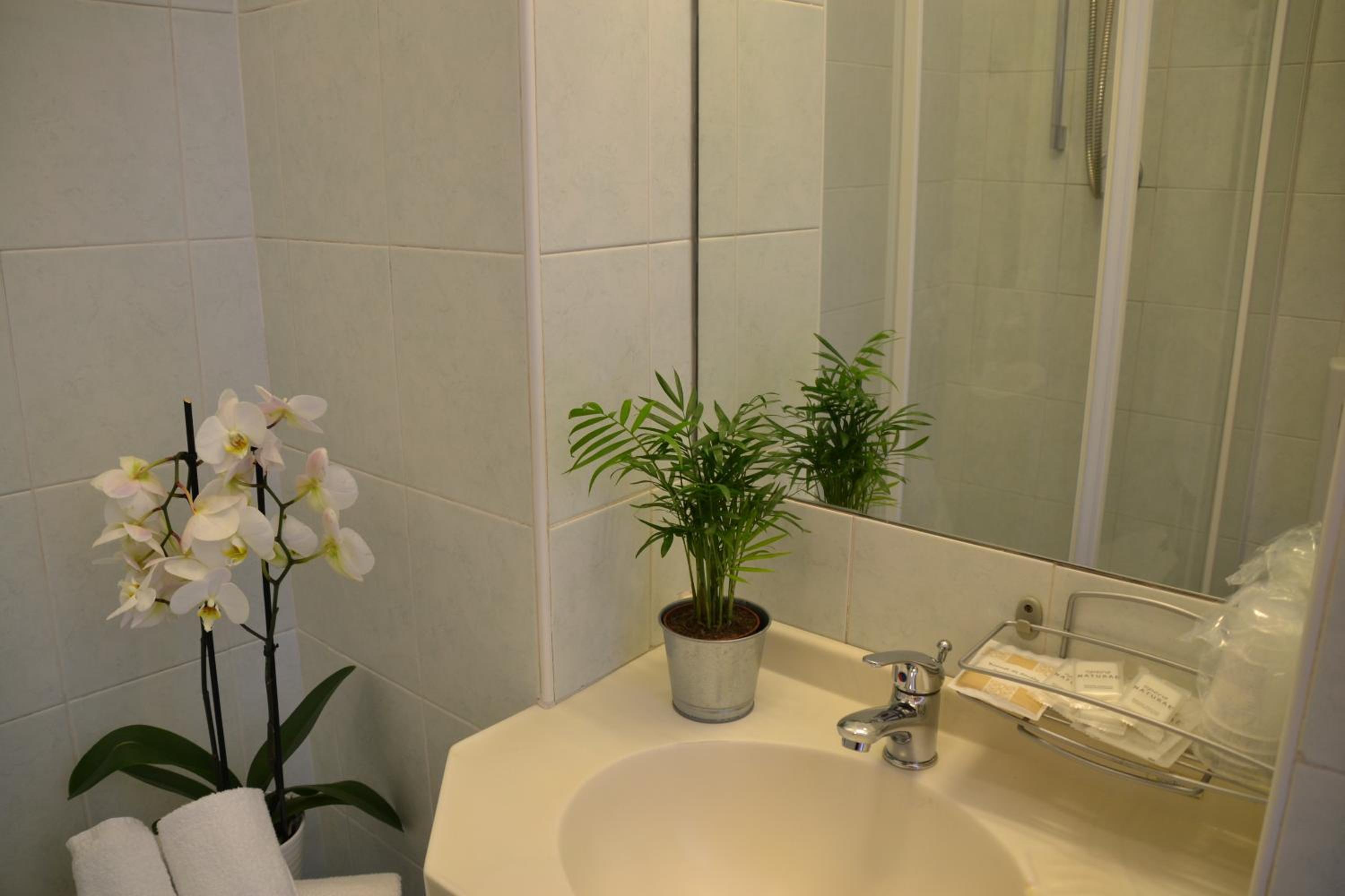 Double or Twin Room - Photo 3