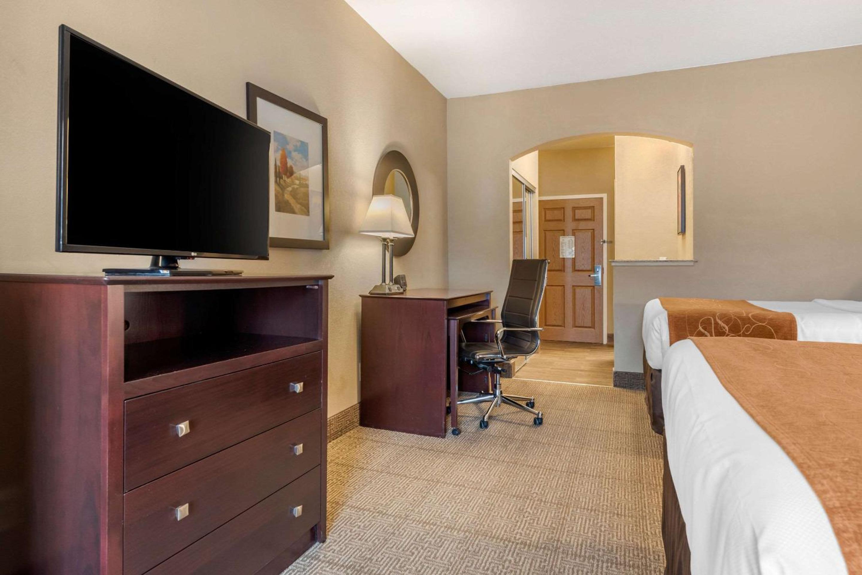 Queen Suite with Two Queen Beds - Non-Smoking - Photo 2