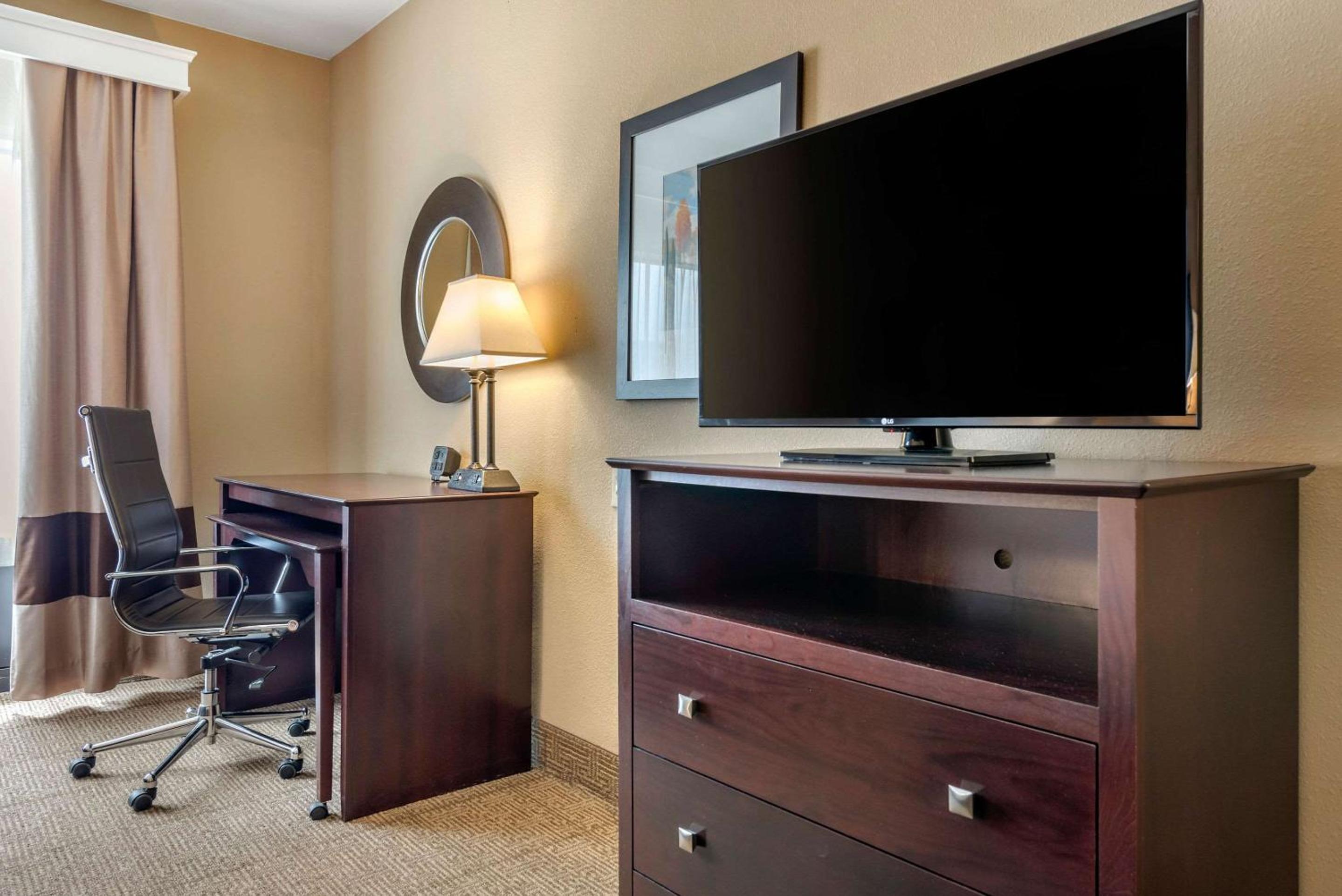 Double Suite with Two Double Beds - Non-Smoking - Photo 4