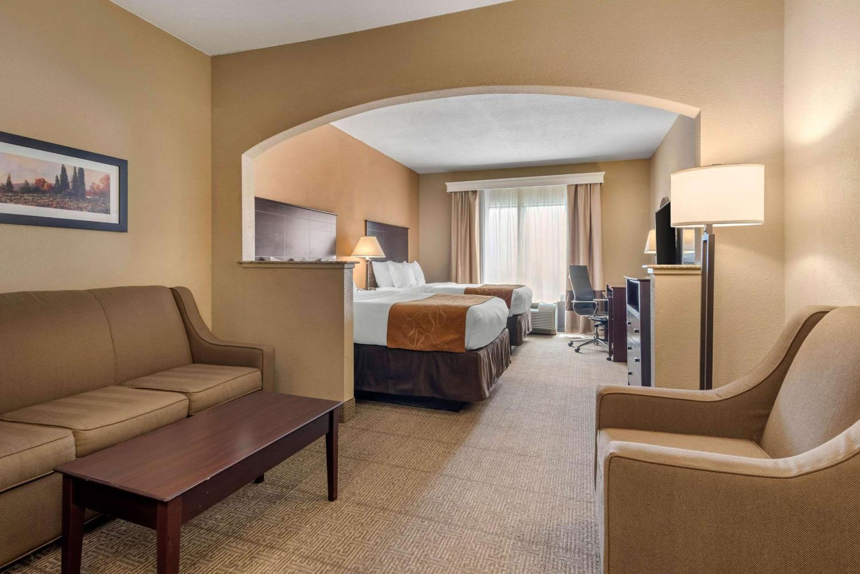 Double Suite with Two Double Beds - Non-Smoking - Photo 1