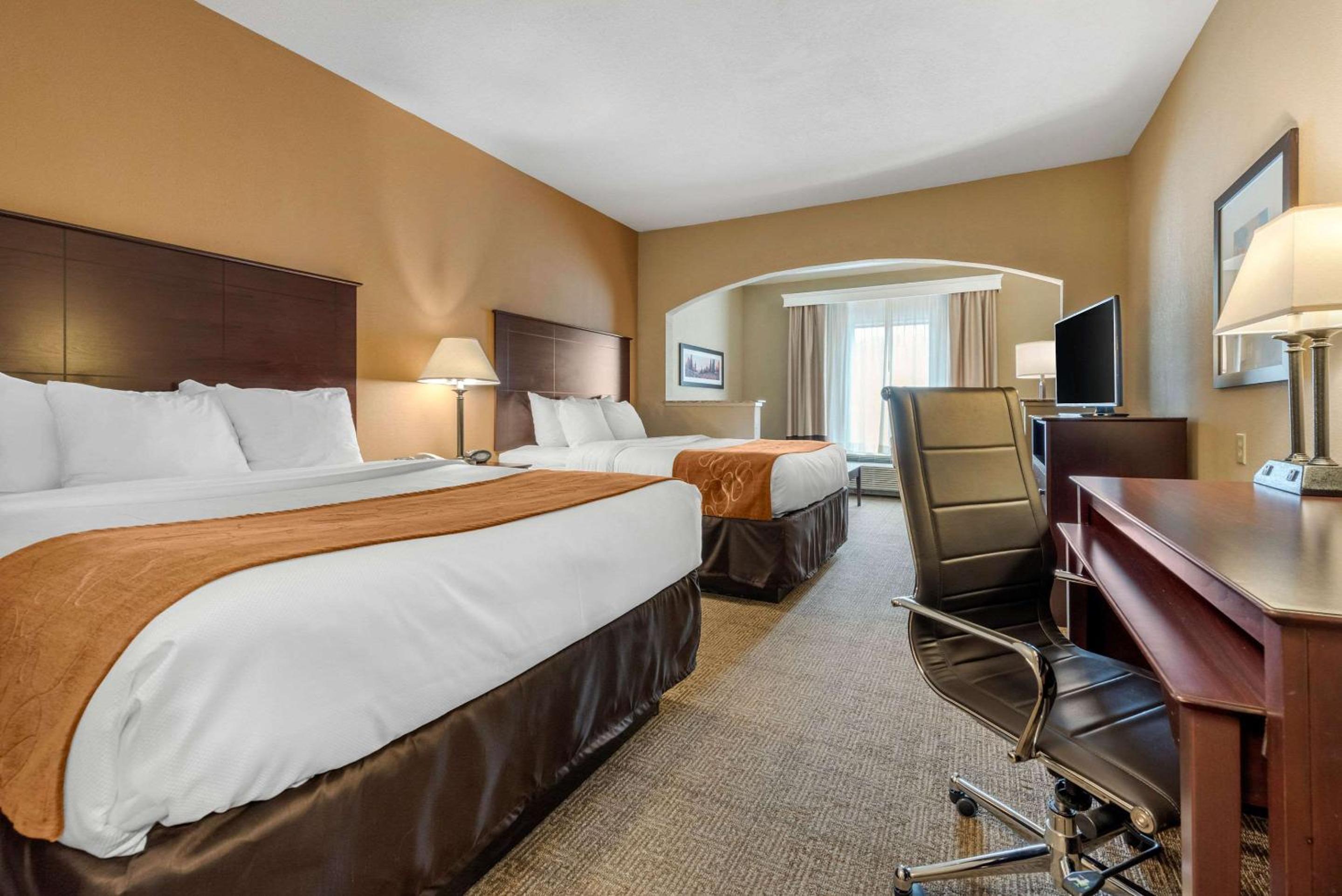 Queen Suite with Two Queen Beds - Non-Smoking - Photo 1