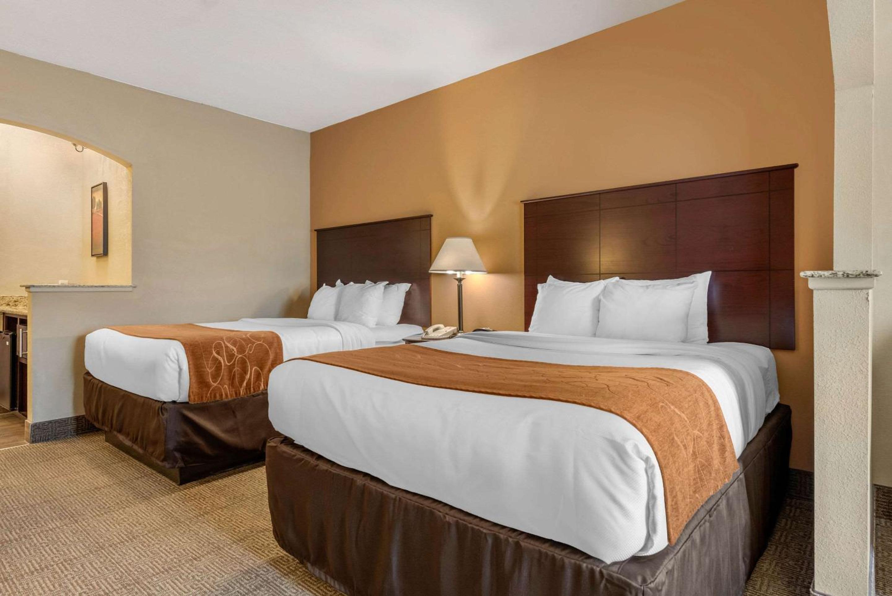 Queen Suite with Two Queen Beds - Non-Smoking - Photo 3