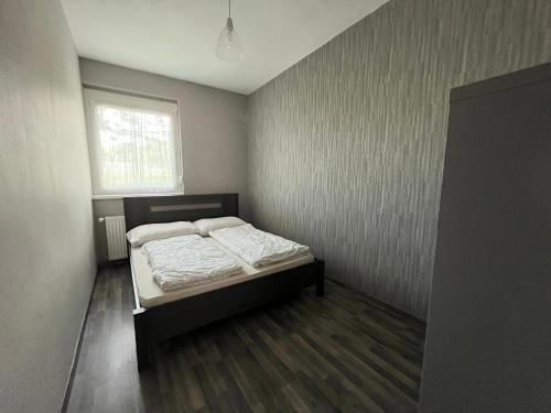 Deluxe One-Bedroom Apartment photo 3