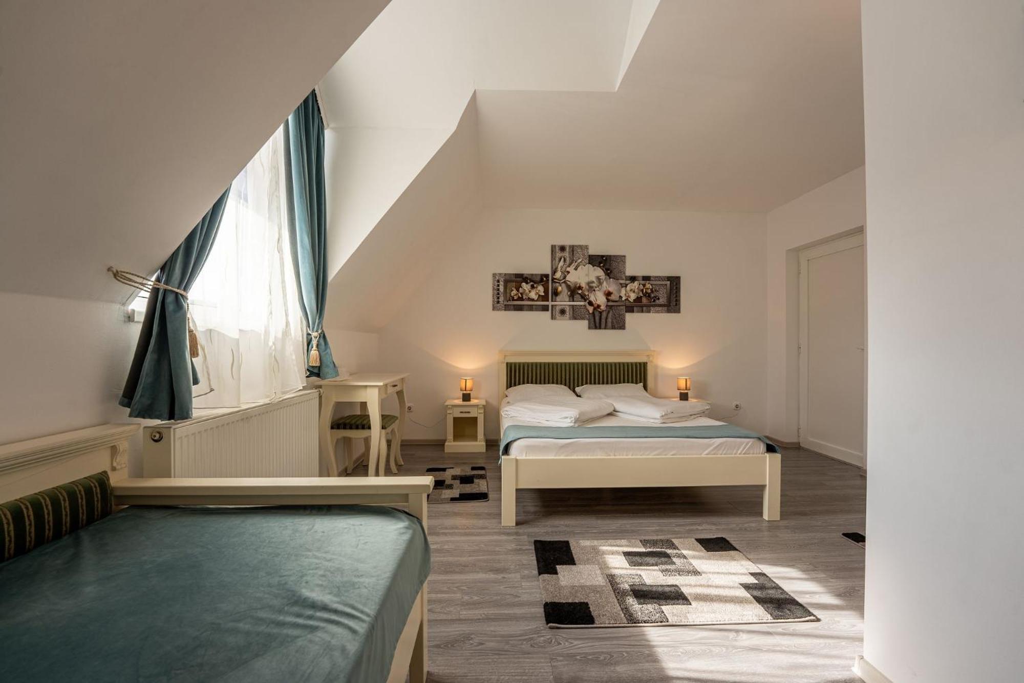 Triple Room with Private Bathroom - Photo 5
