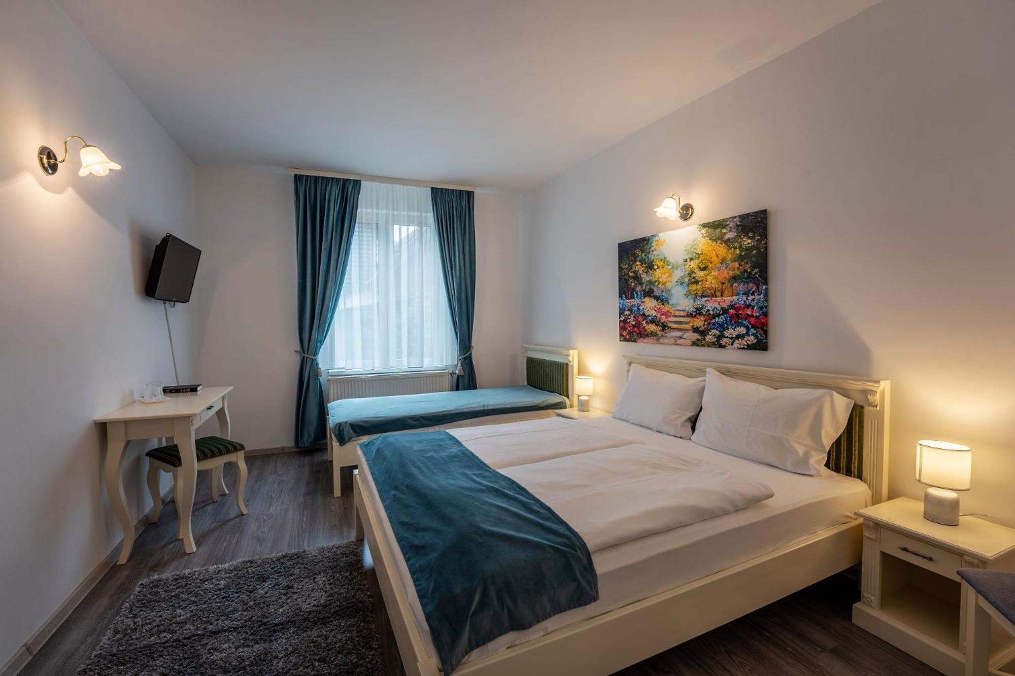 Triple Room with Private Bathroom - Photo 4