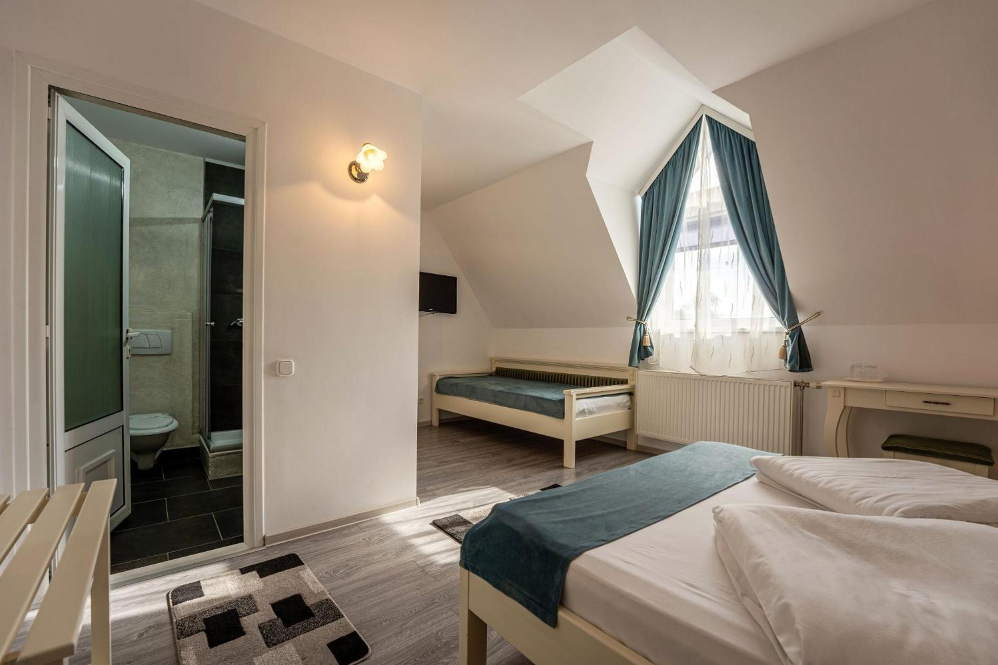 Triple Room with Private Bathroom - Photo 1