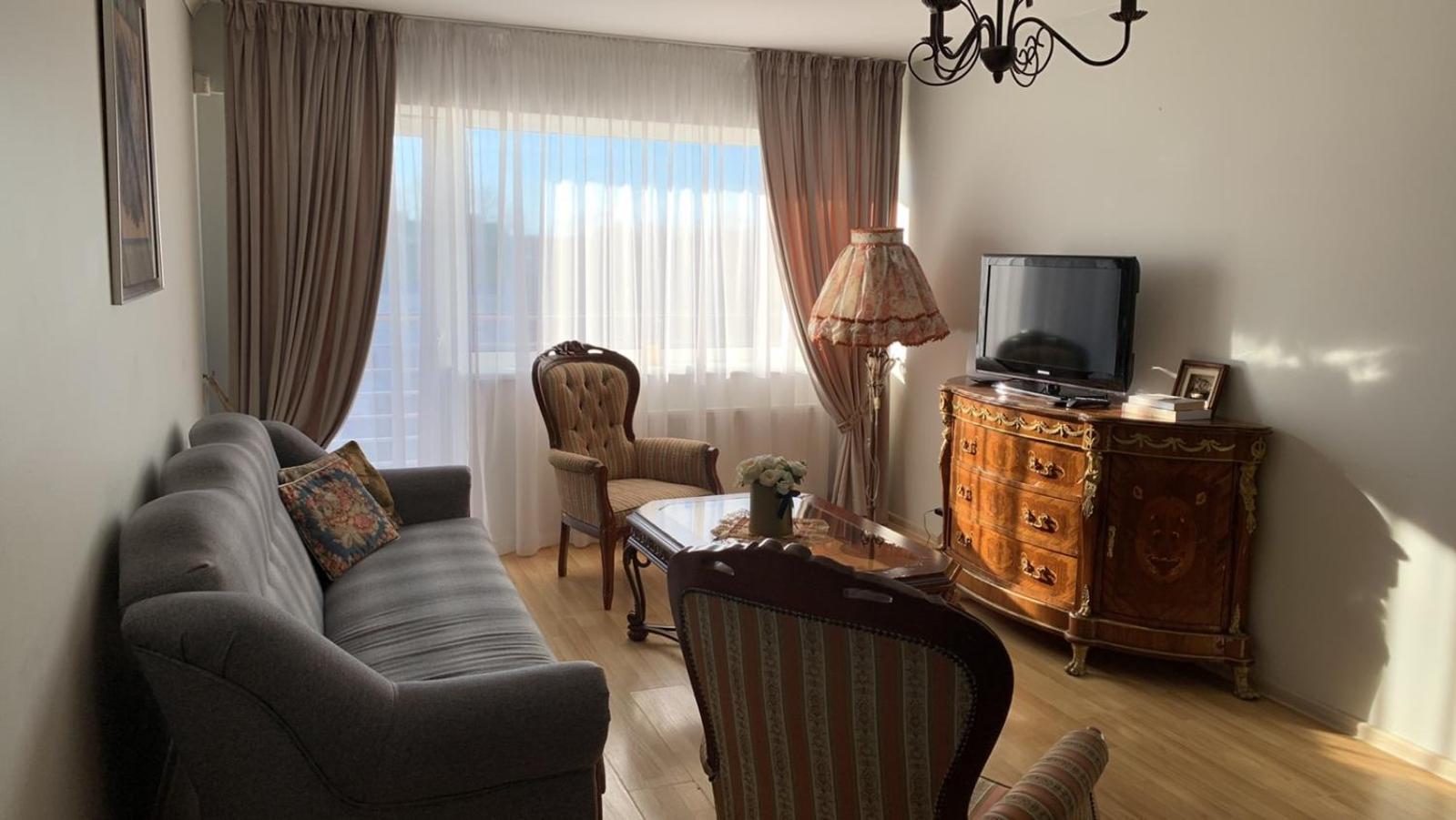 One-Bedroom Apartment - Photo 1