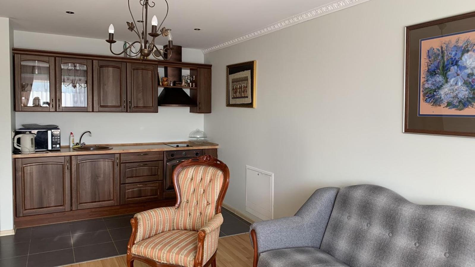 One-Bedroom Apartment - Photo 4