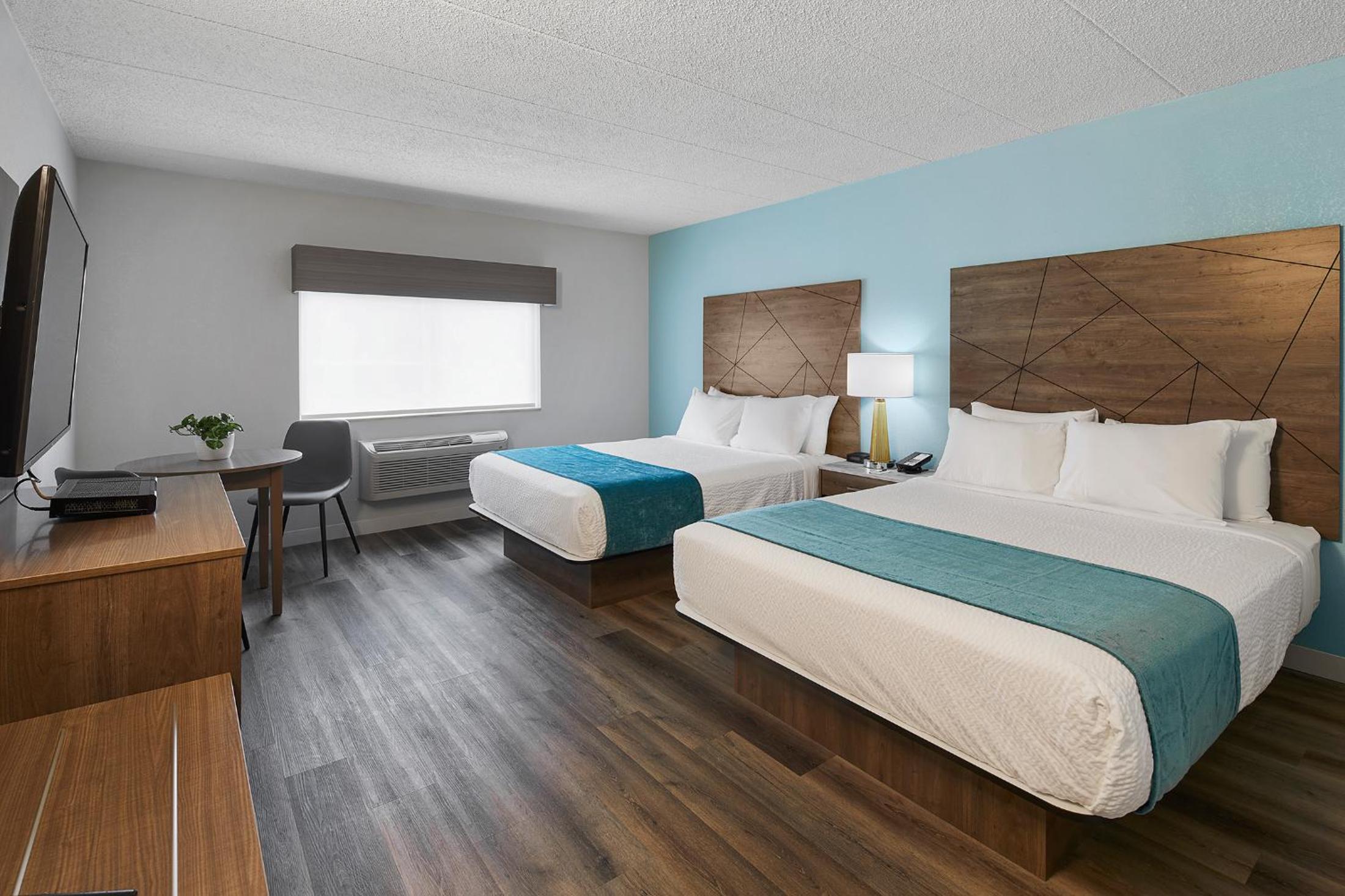 Queen Room with Two Queen Beds - Non-Smoking - Photo 5