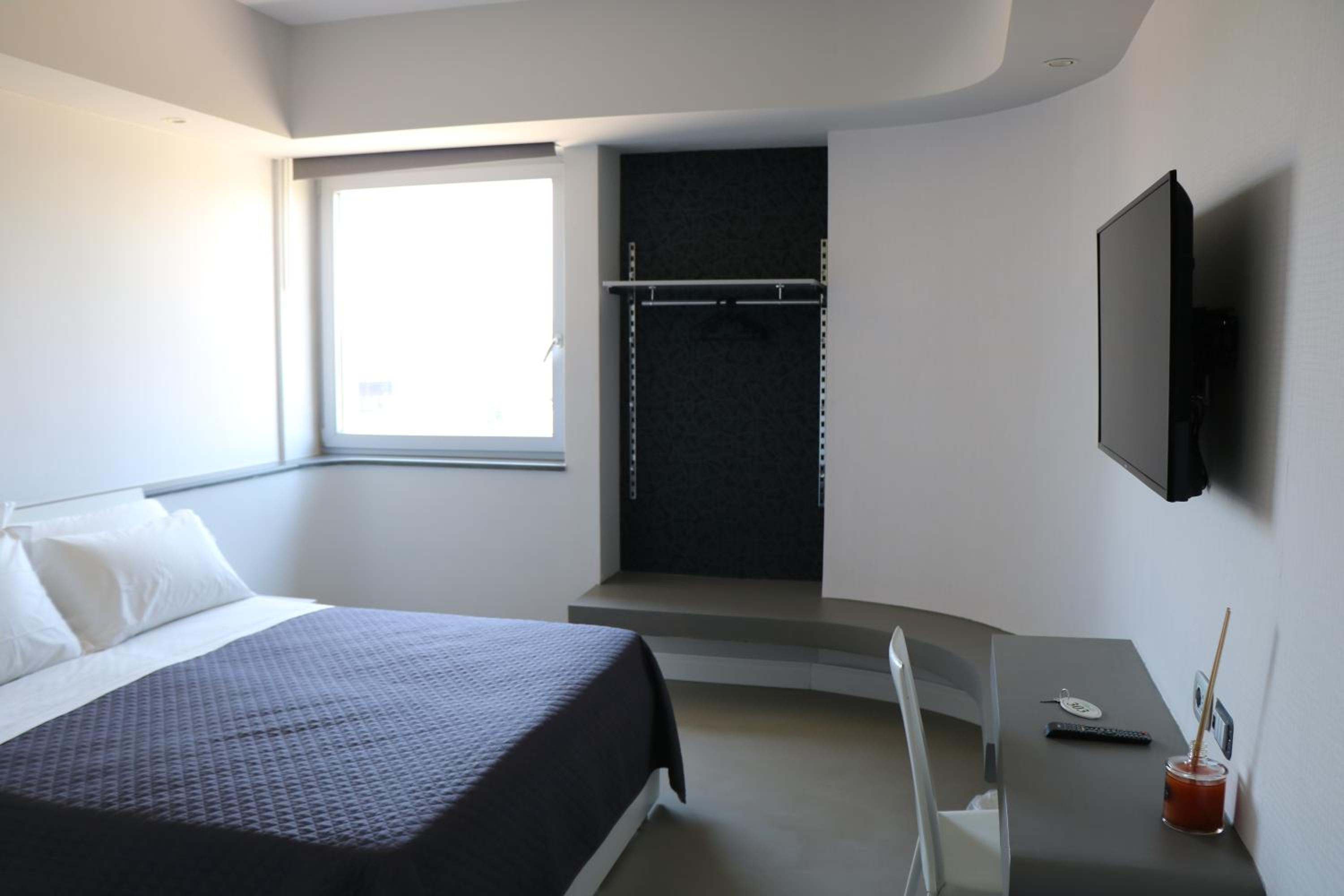 Double or Twin Room - Photo 9