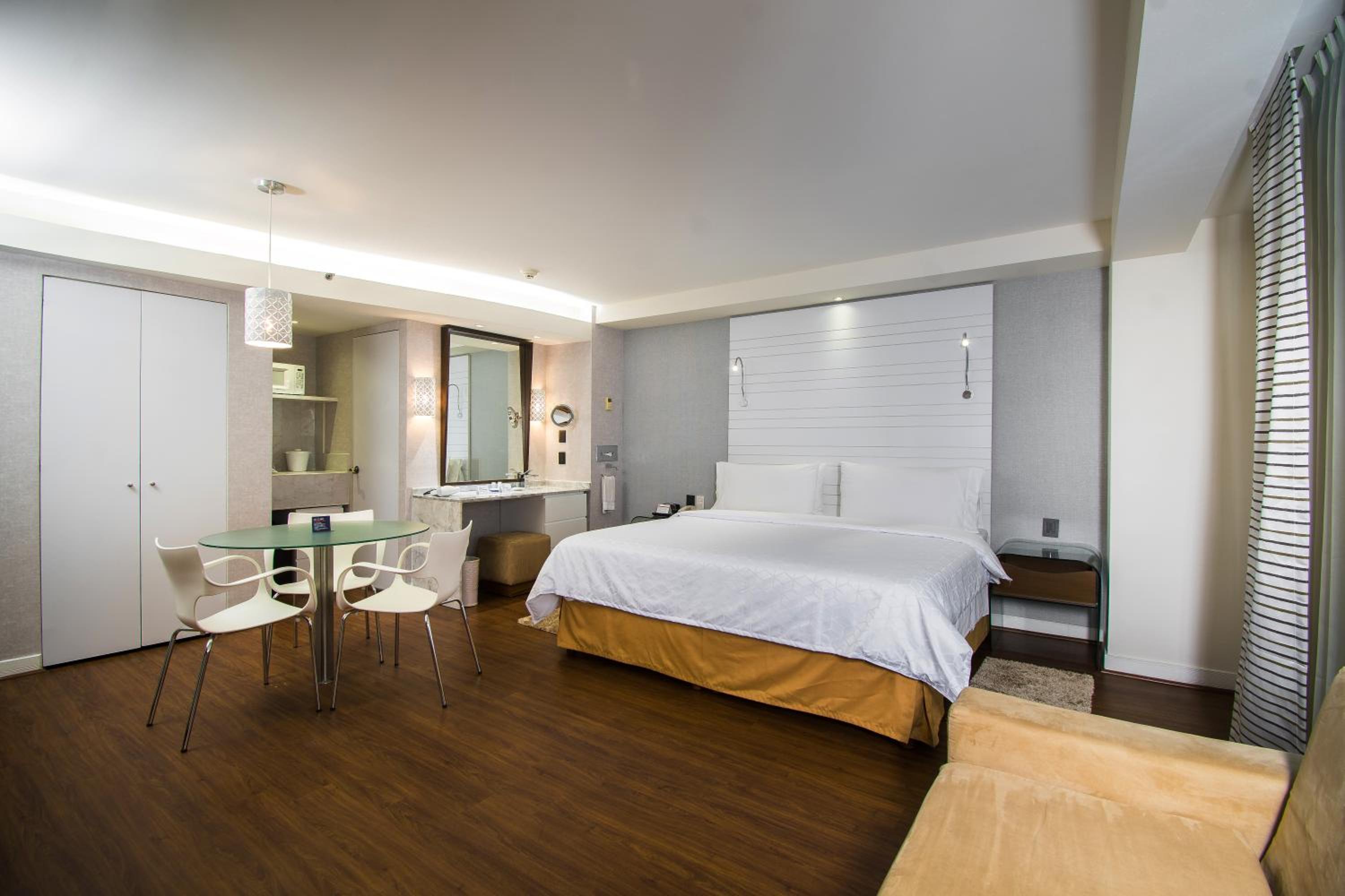 1 King Bed, Suite, Suite, Non-Smoking photo 1