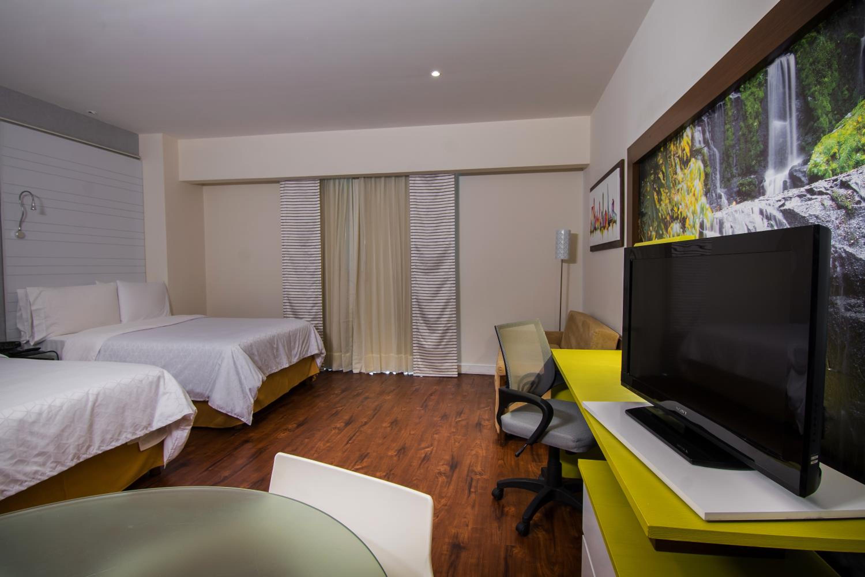 2 Double Beds, Standard, Non-Smoking photo 3
