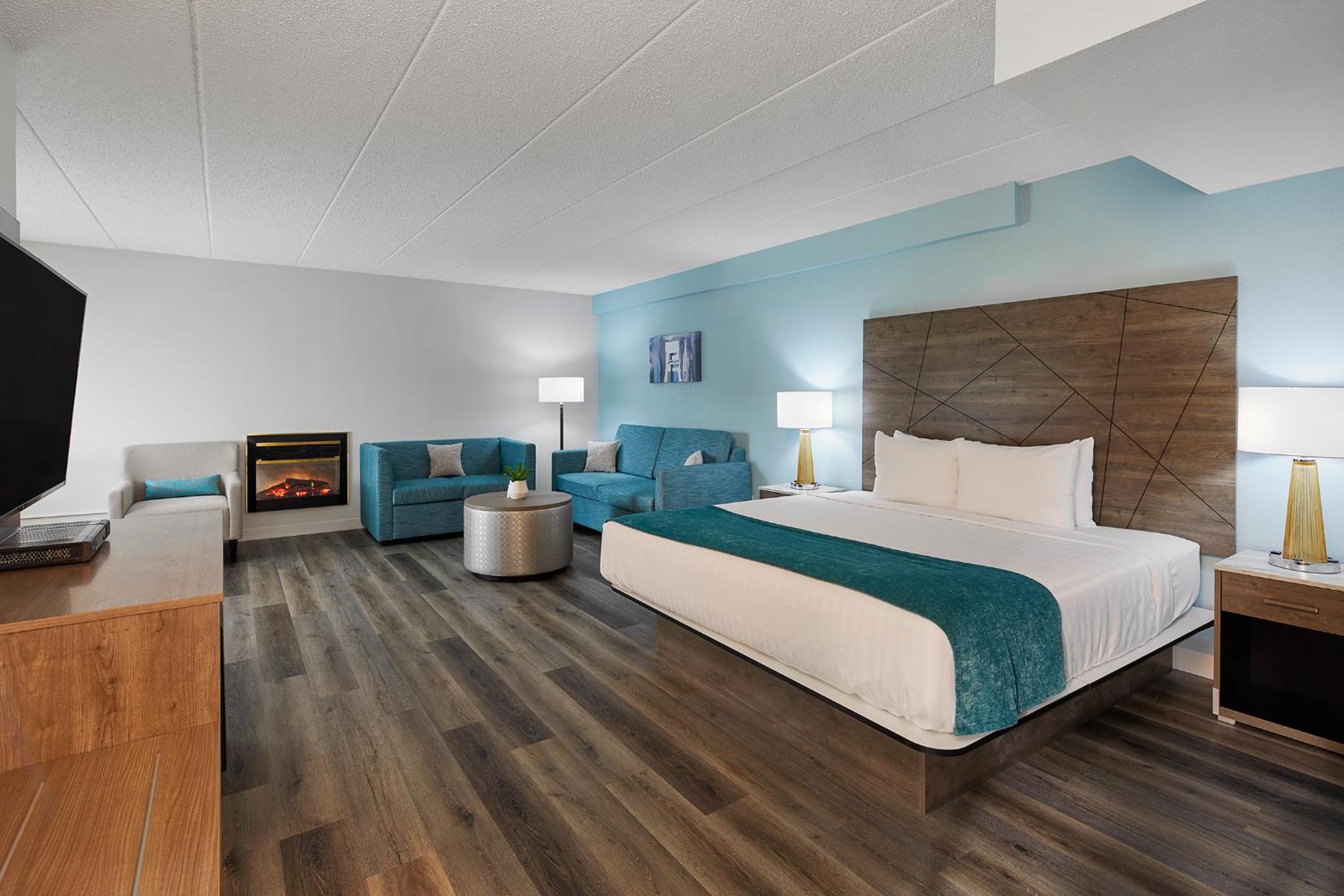 One King Bed w/ Fireplace, Nonsmoking - Photo 1