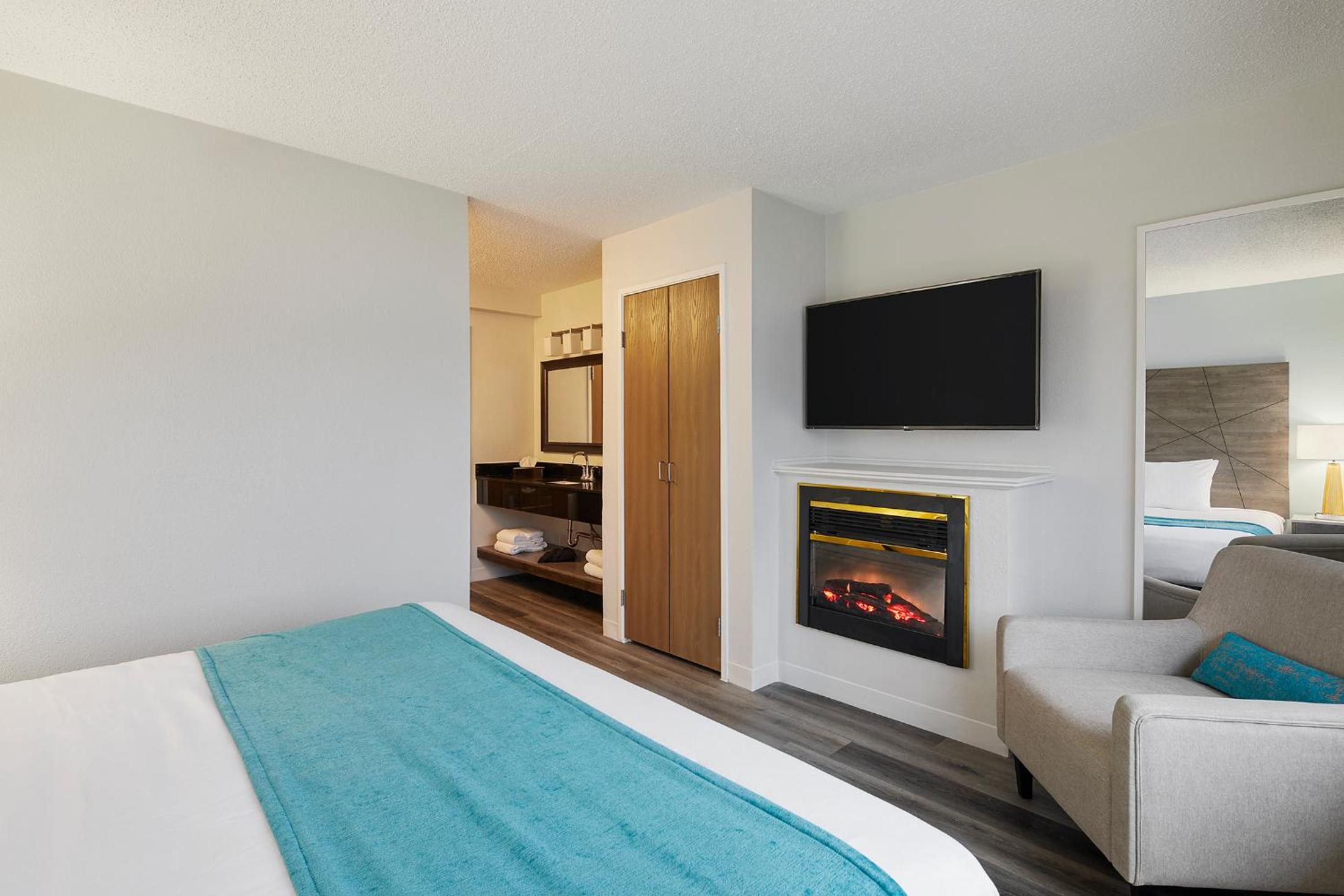 One King Bed w/ Fireplace and Sitting Room, Nonsmoking - Photo 1