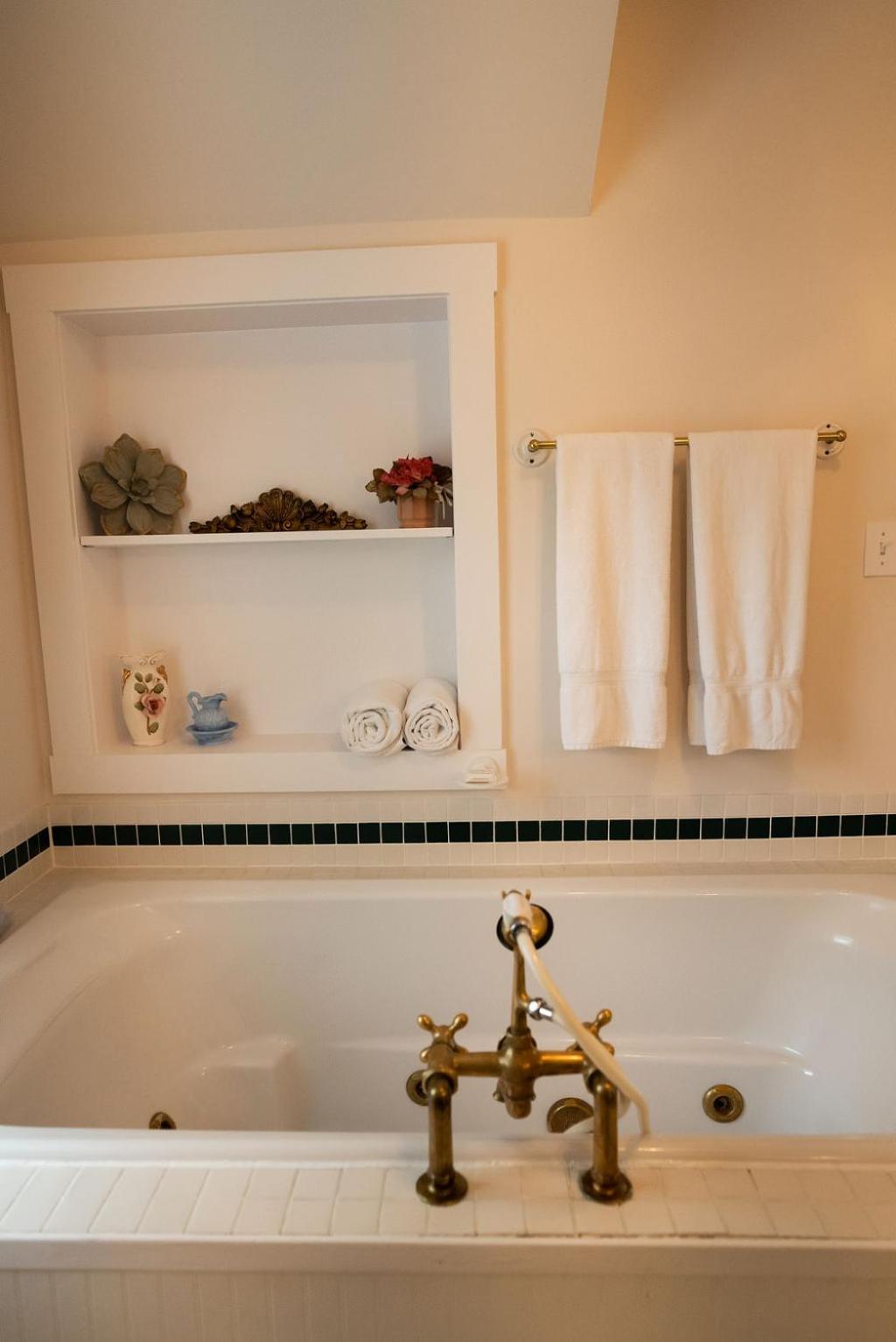Queen Room with Spa Bath photo 2