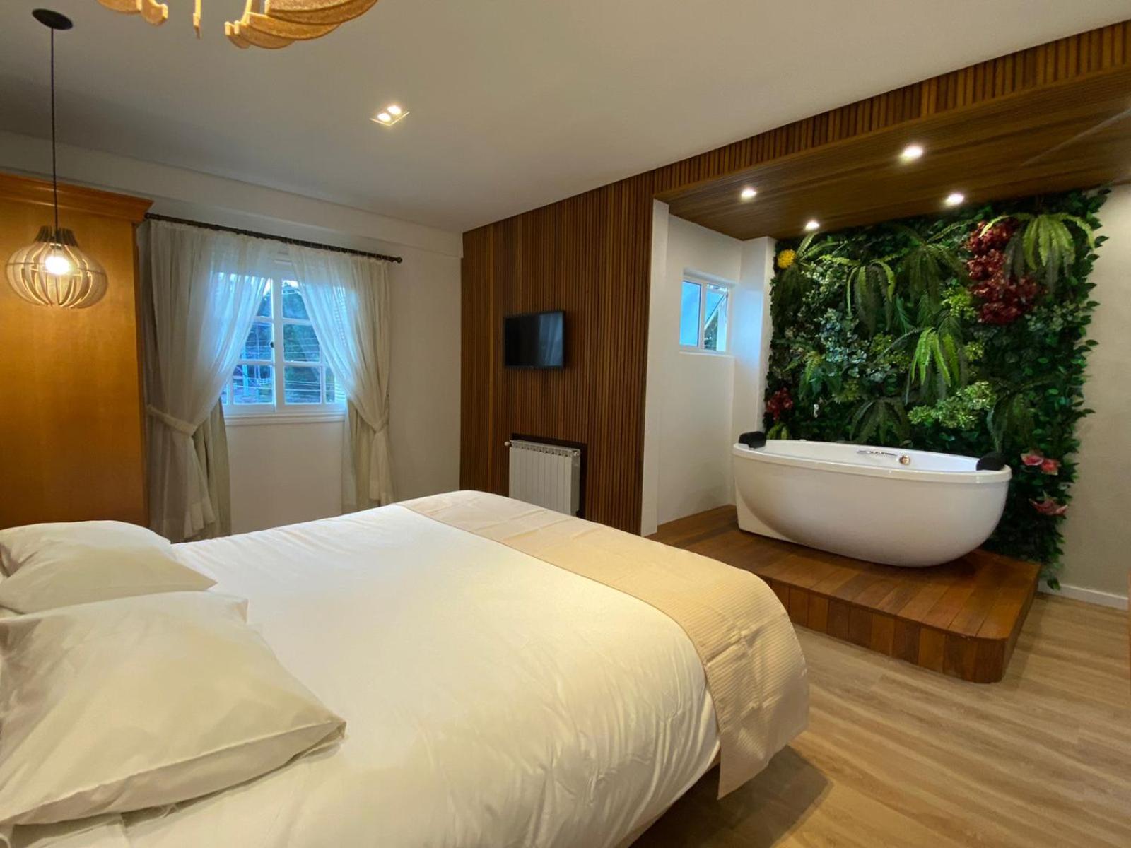 Suite with Hot Tub
