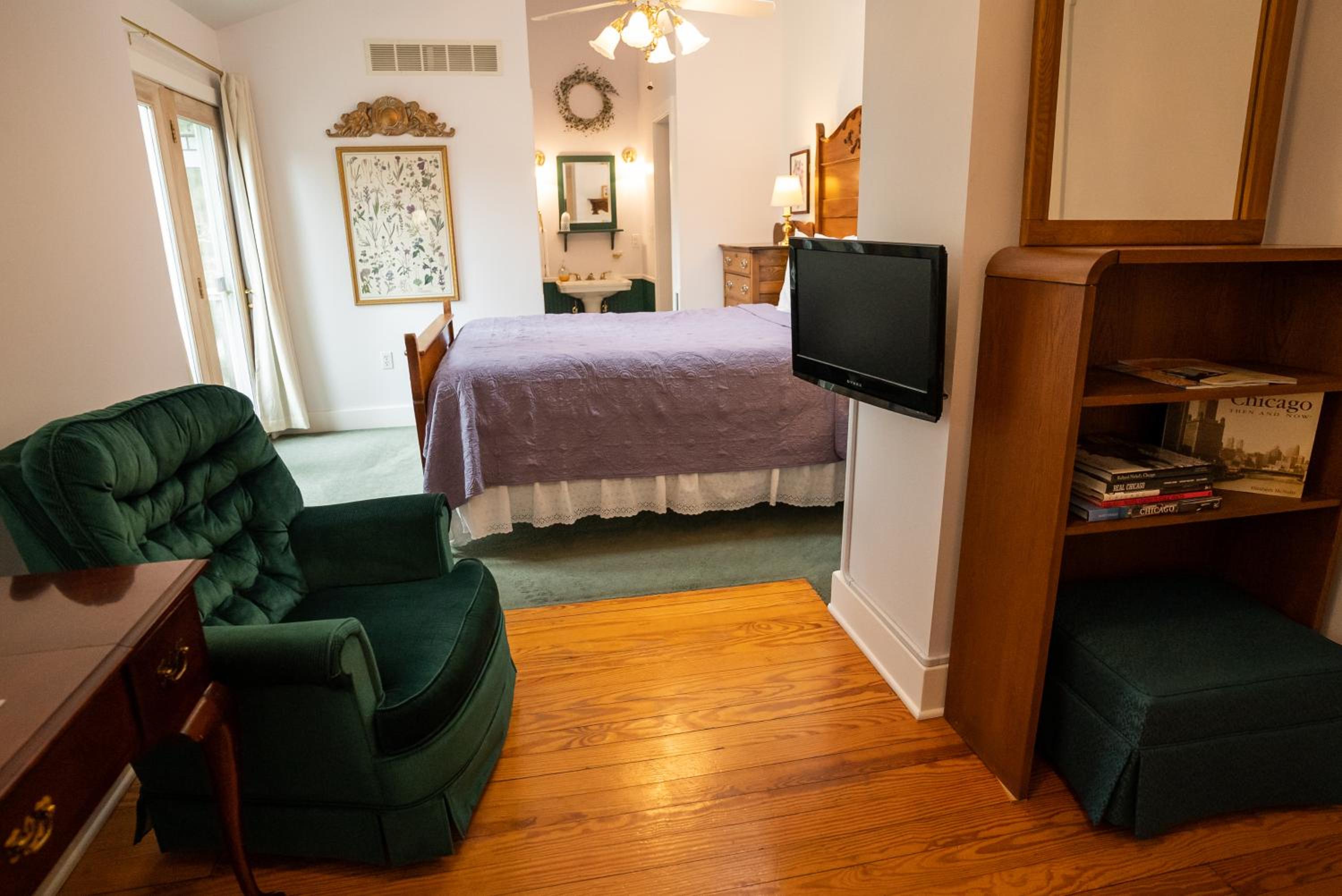 Queen Room with Balcony photo 2