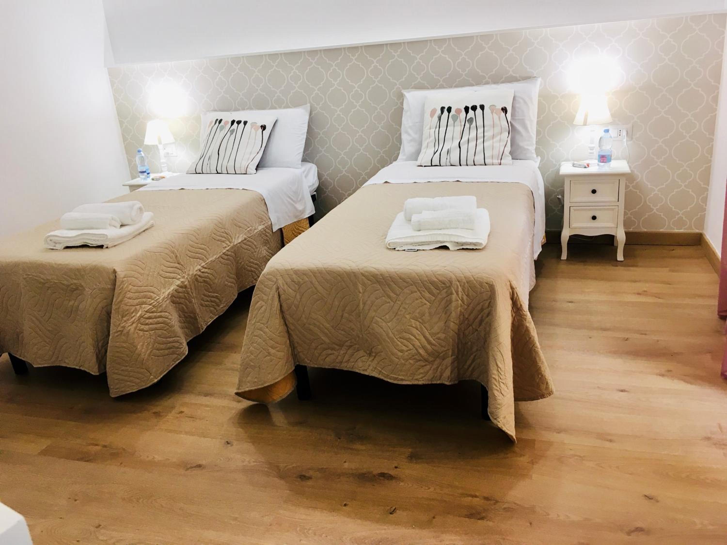 Double or Twin Room with Private Bathroom - Photo 4