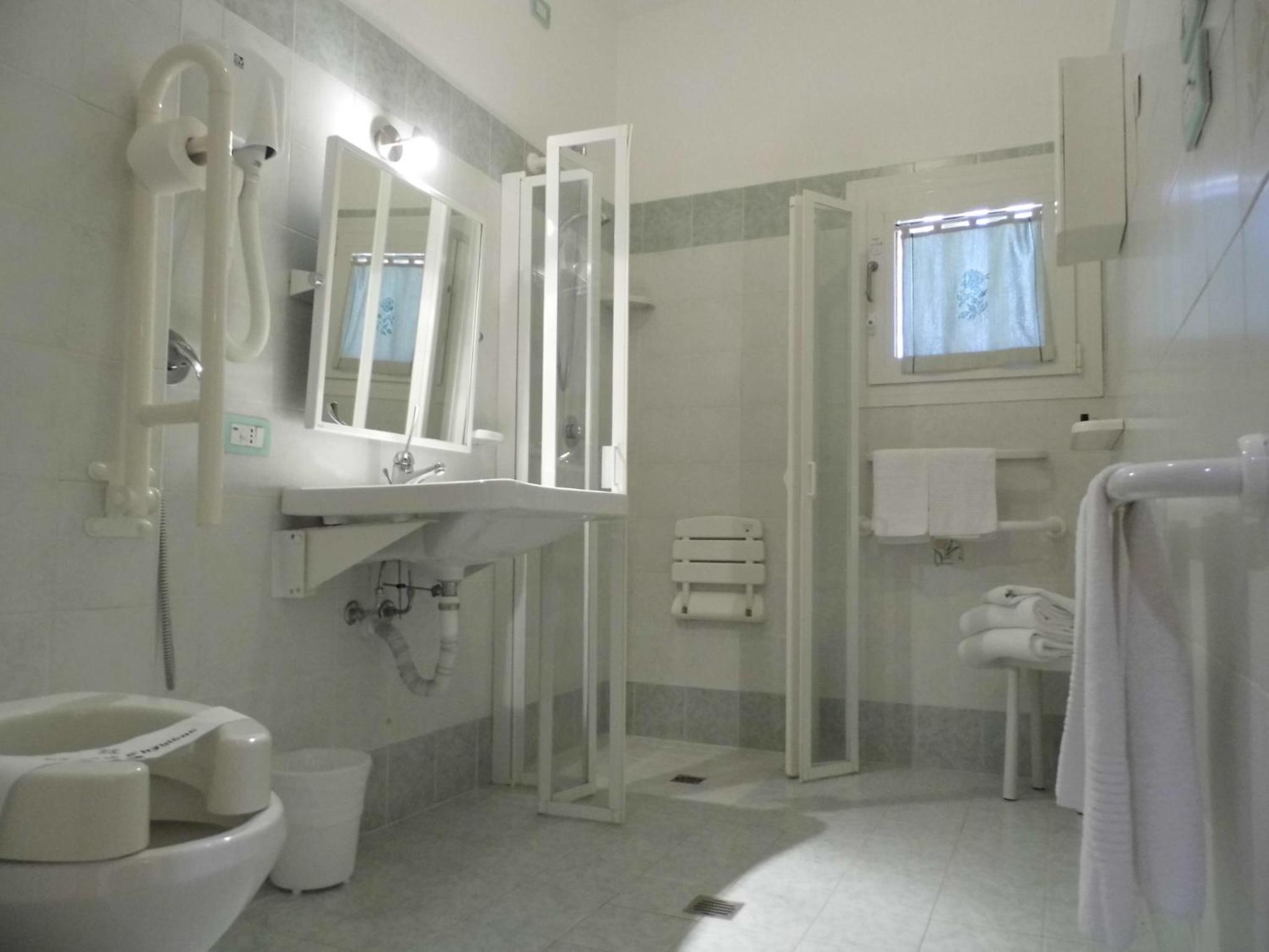 Double or Twin Room - Disability Access - Photo 10